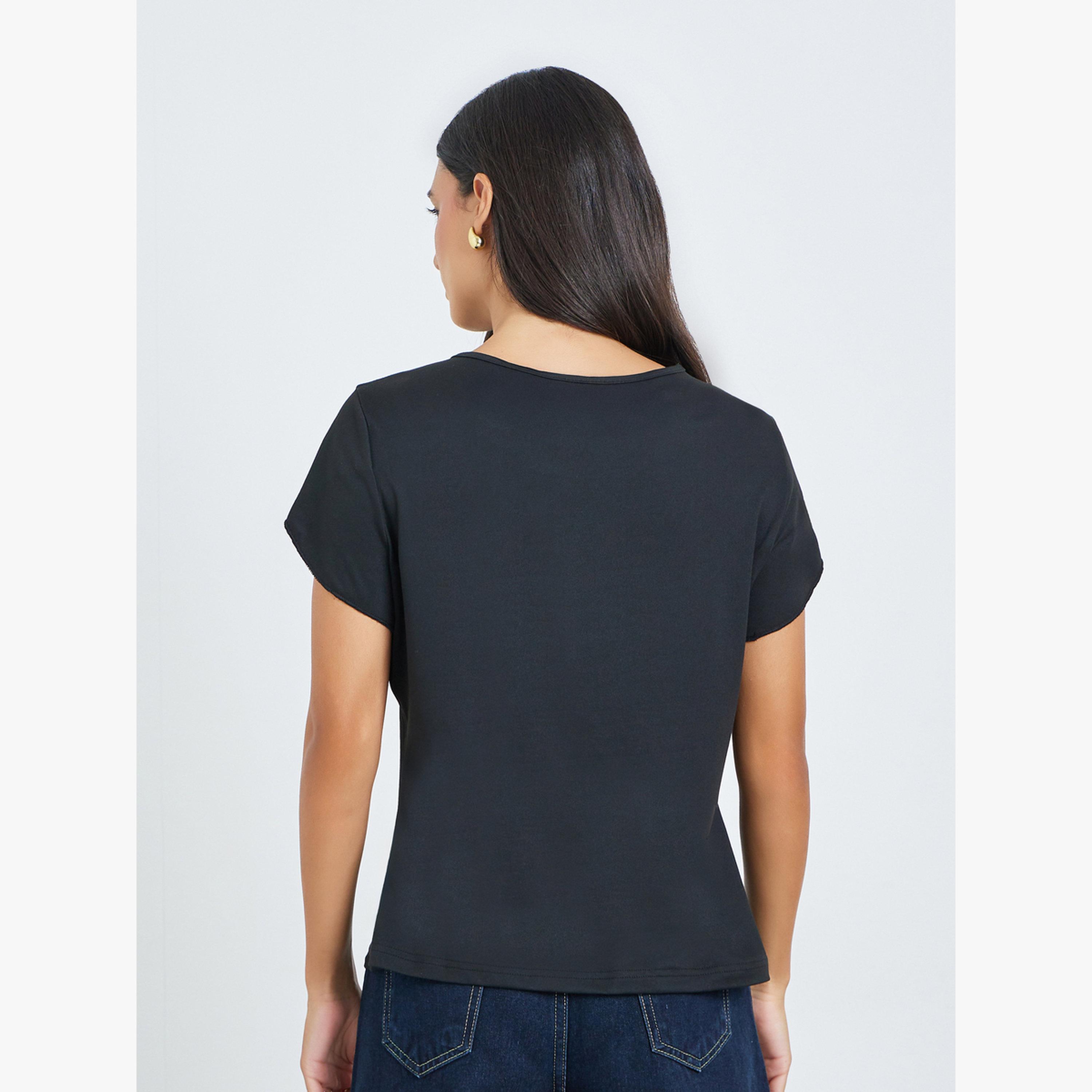 تيشيرت بياقة دائرية ومزين بحلقة-women-clothing-tshirts-image-4