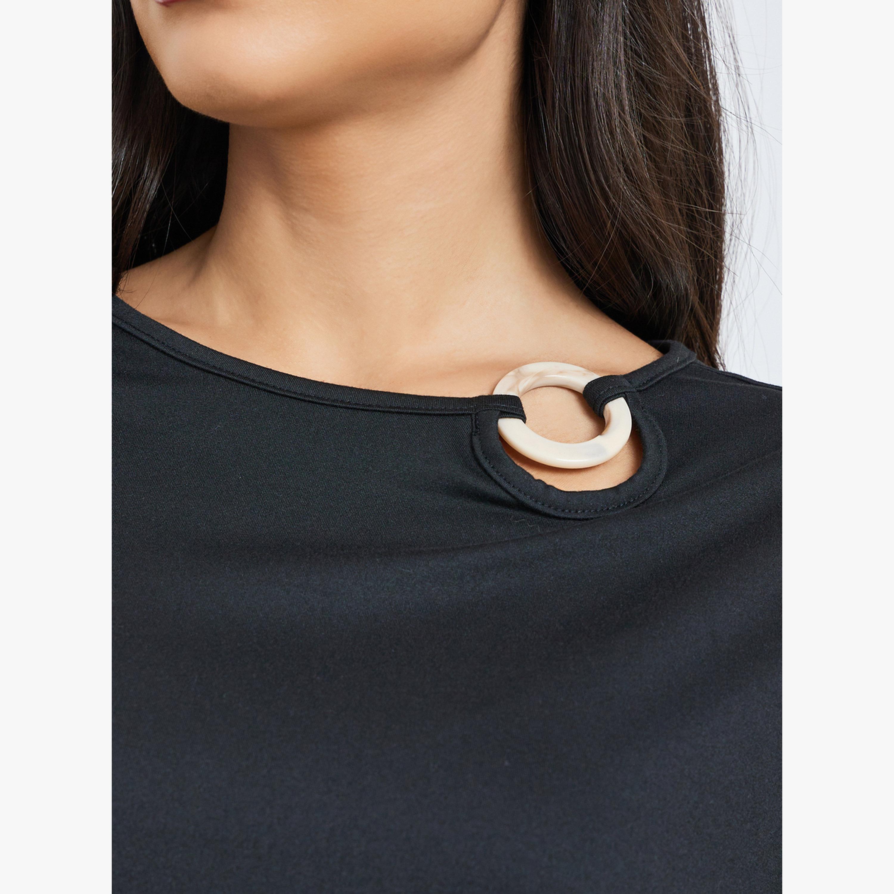 تيشيرت بياقة دائرية ومزين بحلقة-women-clothing-tshirts-image-5