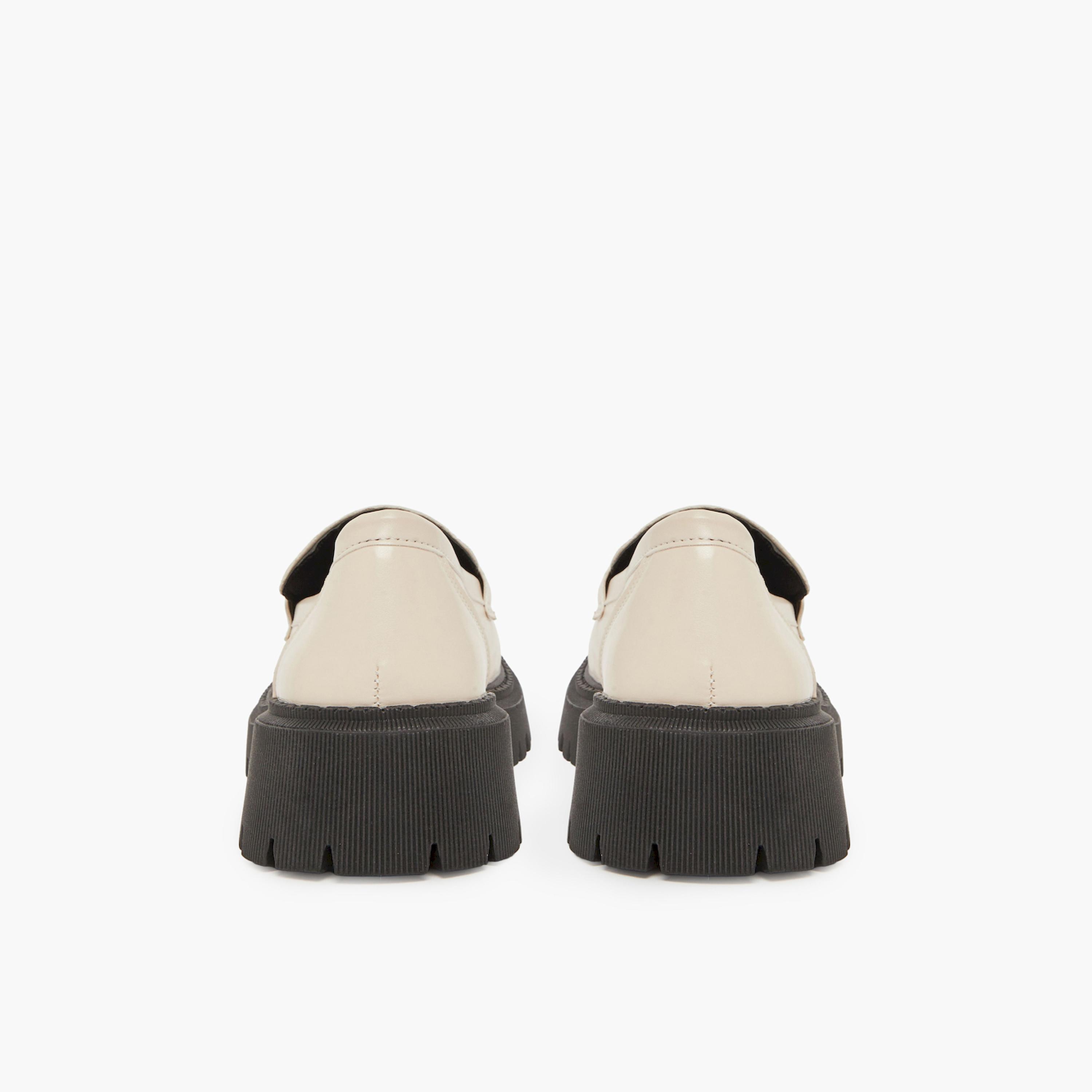 حذاء لوفرز بتفاصيل سلسلة-women-shoes-loafersandmoccasins-image-4