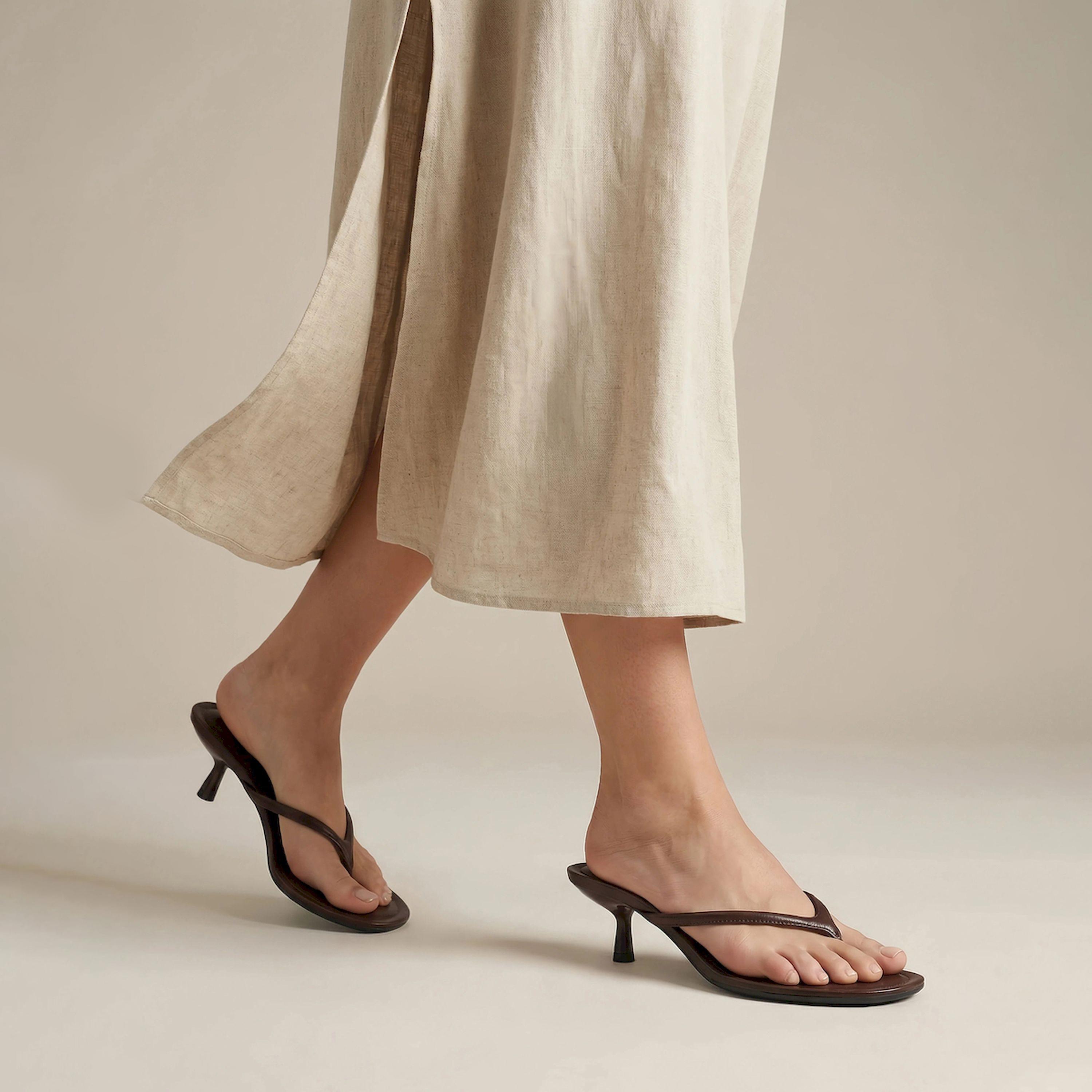صندل ثونغ بكعب قطة منخفض-women-shoes-sandals-heeled-image-4