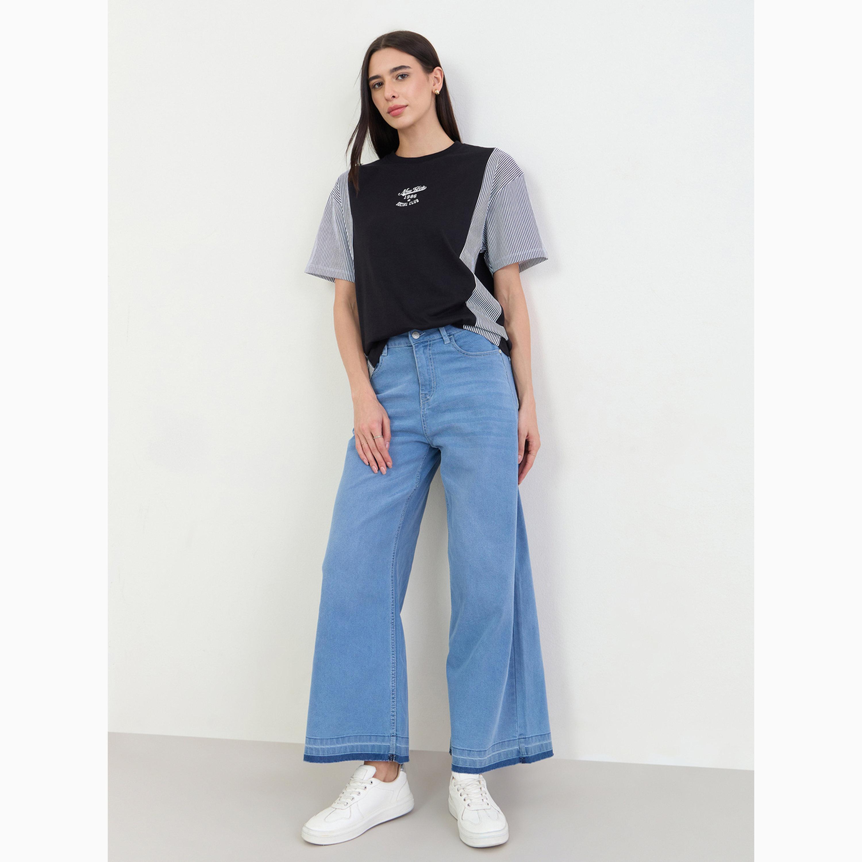تيشيرت أسود قطن 100% بطبعة شعار وقصة واسعة-women-clothing-tshirts-image-2