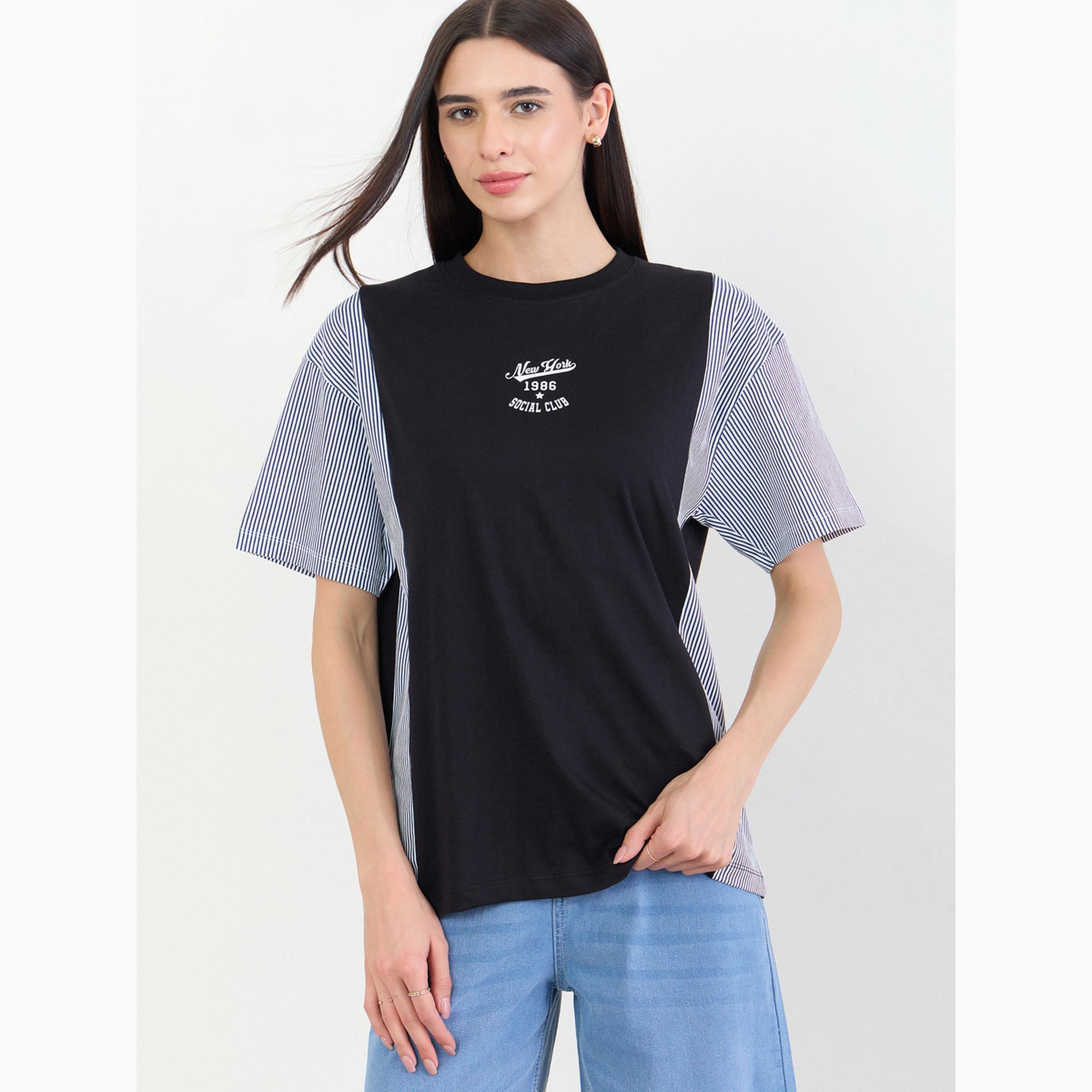 تيشيرت أسود قطن 100% بطبعة شعار وقصة واسعة-women-clothing-tshirts-image-5
