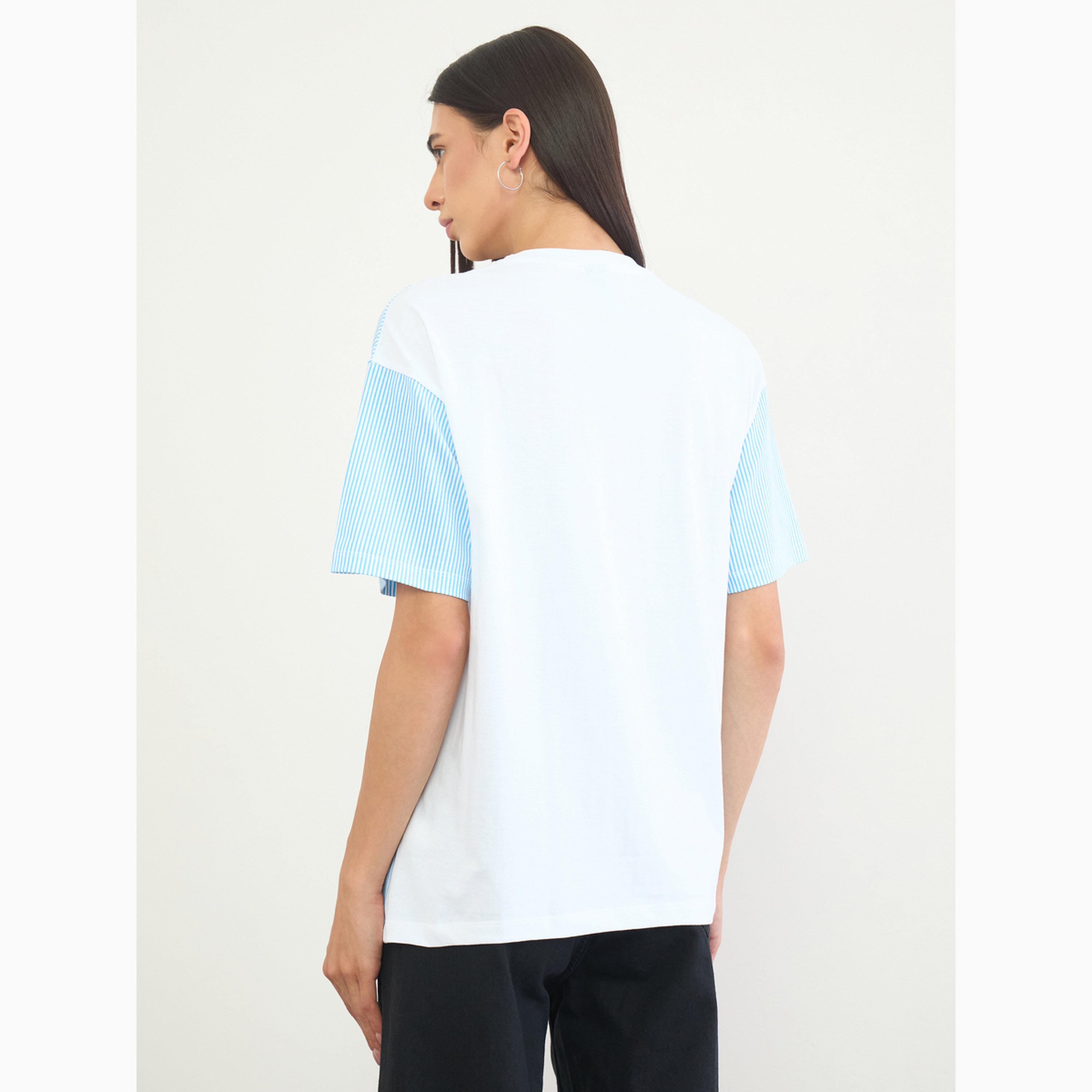 تيشيرت أبيض قطن 100% بطبعة شعار وقصة واسعة-women-clothing-tshirts-image-5
