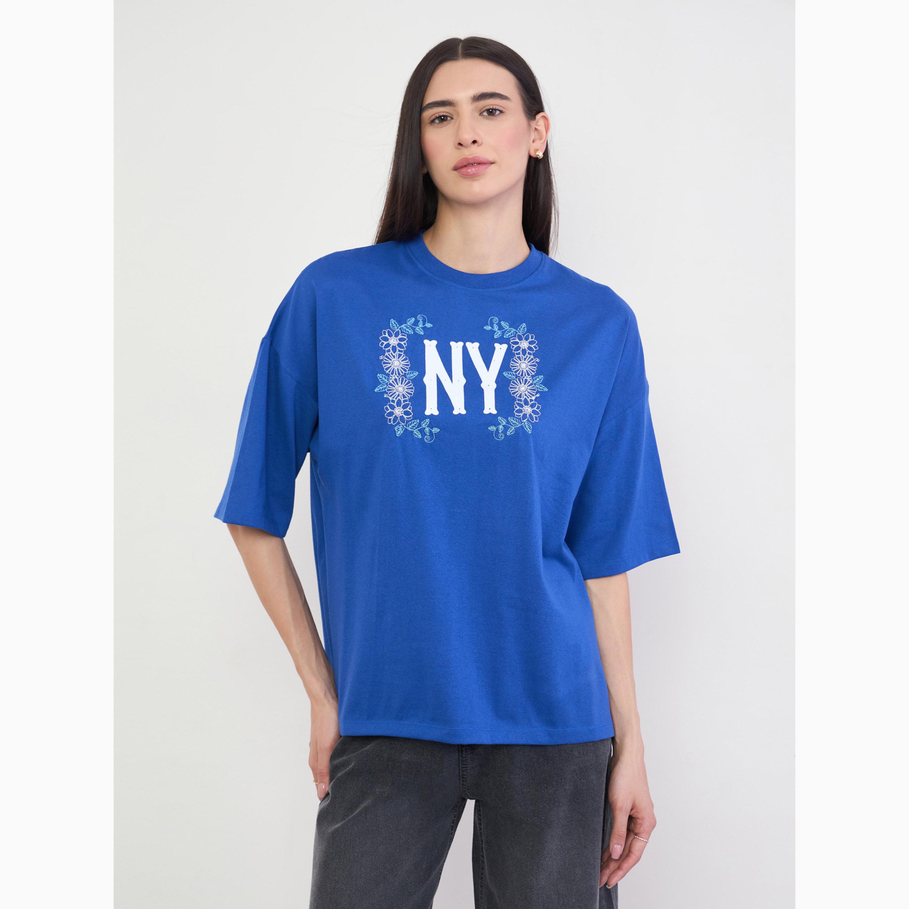 تيشيرت أزرق بطبعة NY وتطريز وقصة واسعة-women-clothing-tshirts-image-1