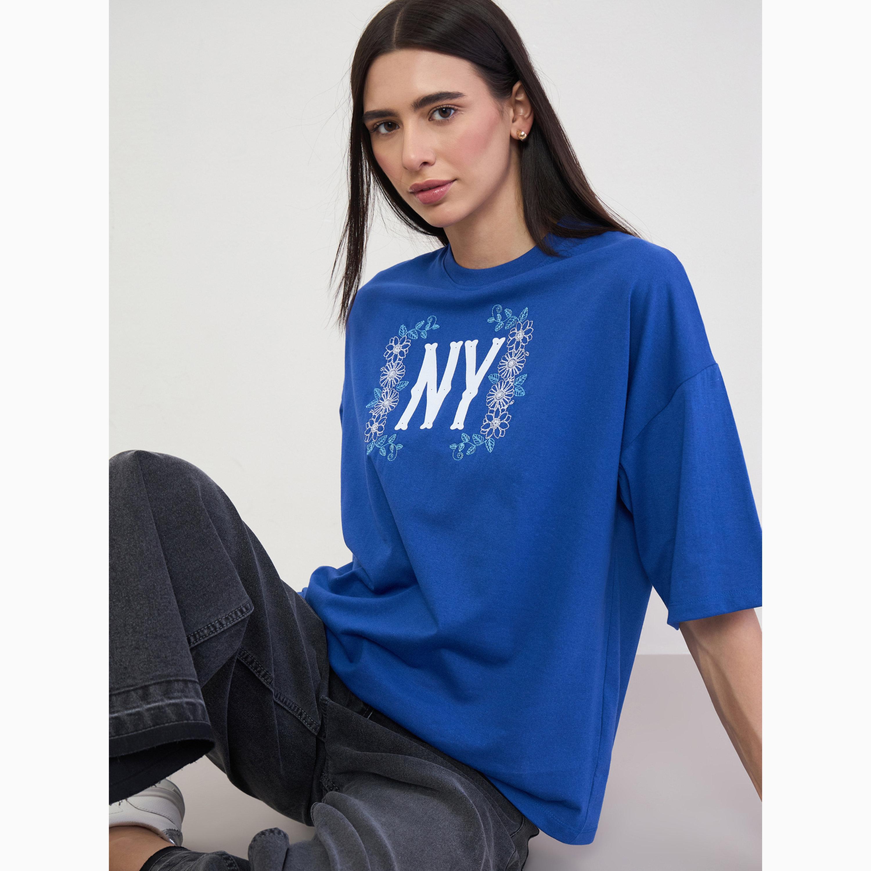 تيشيرت أزرق بطبعة NY وتطريز وقصة واسعة-women-clothing-tshirts-image-3