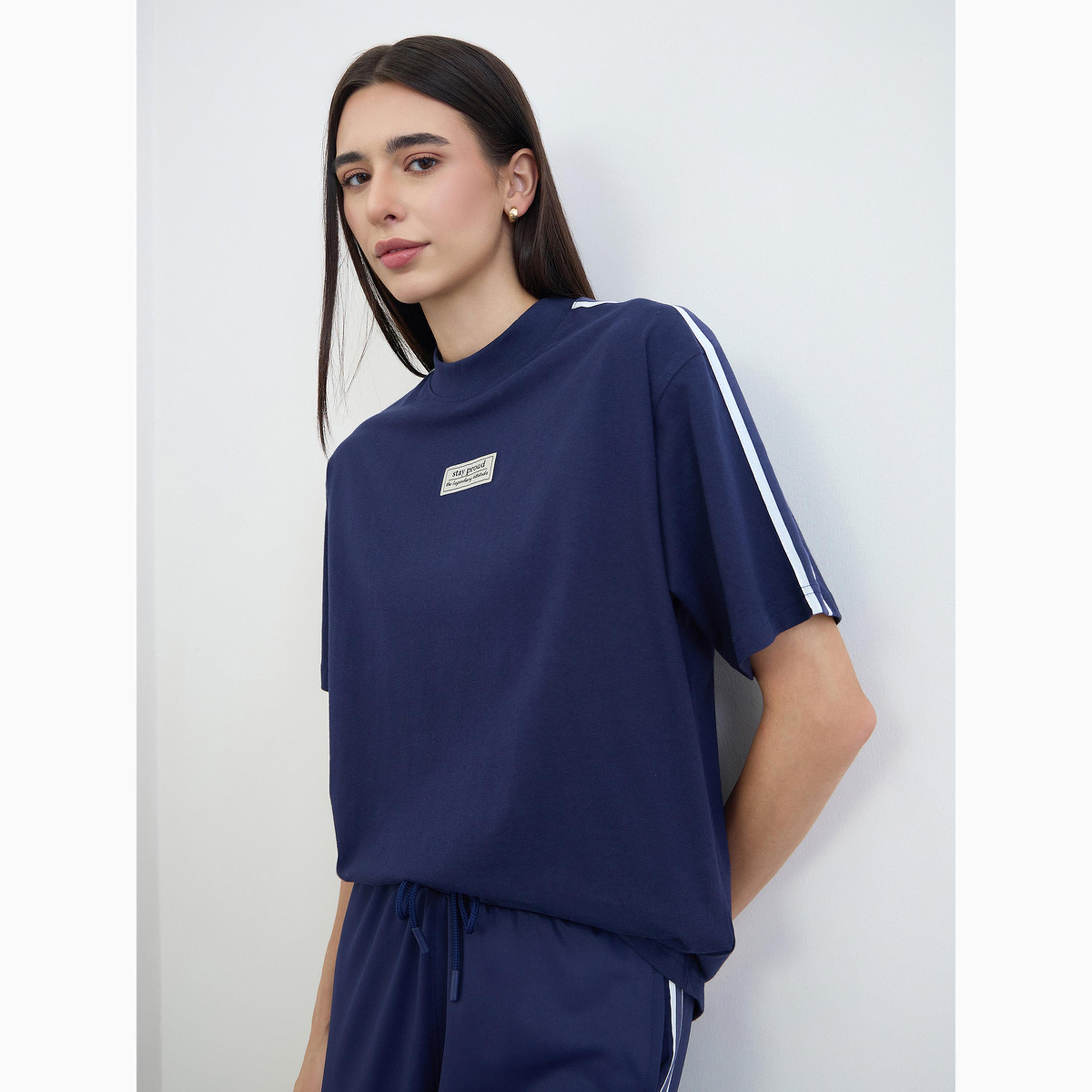تي شيرت كحلي بقصة فضفاضة وتفاصيل شارة-women-clothing-tshirts-image-3