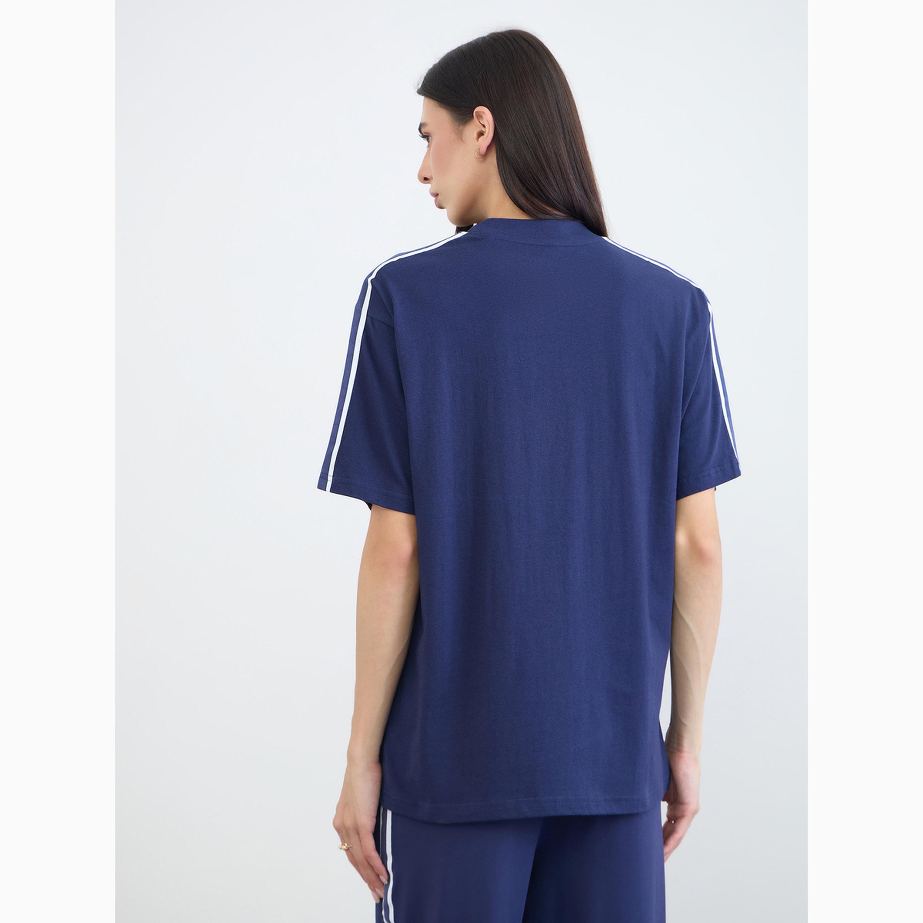 تي شيرت كحلي بقصة فضفاضة وتفاصيل شارة-women-clothing-tshirts-image-4