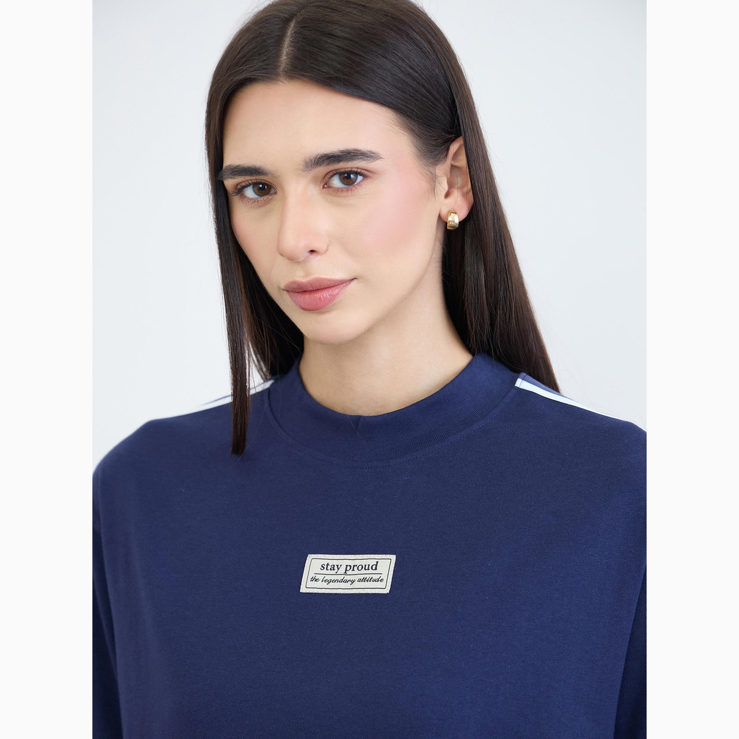 تي شيرت كحلي بقصة فضفاضة وتفاصيل شارة-women-clothing-tshirts-image-5