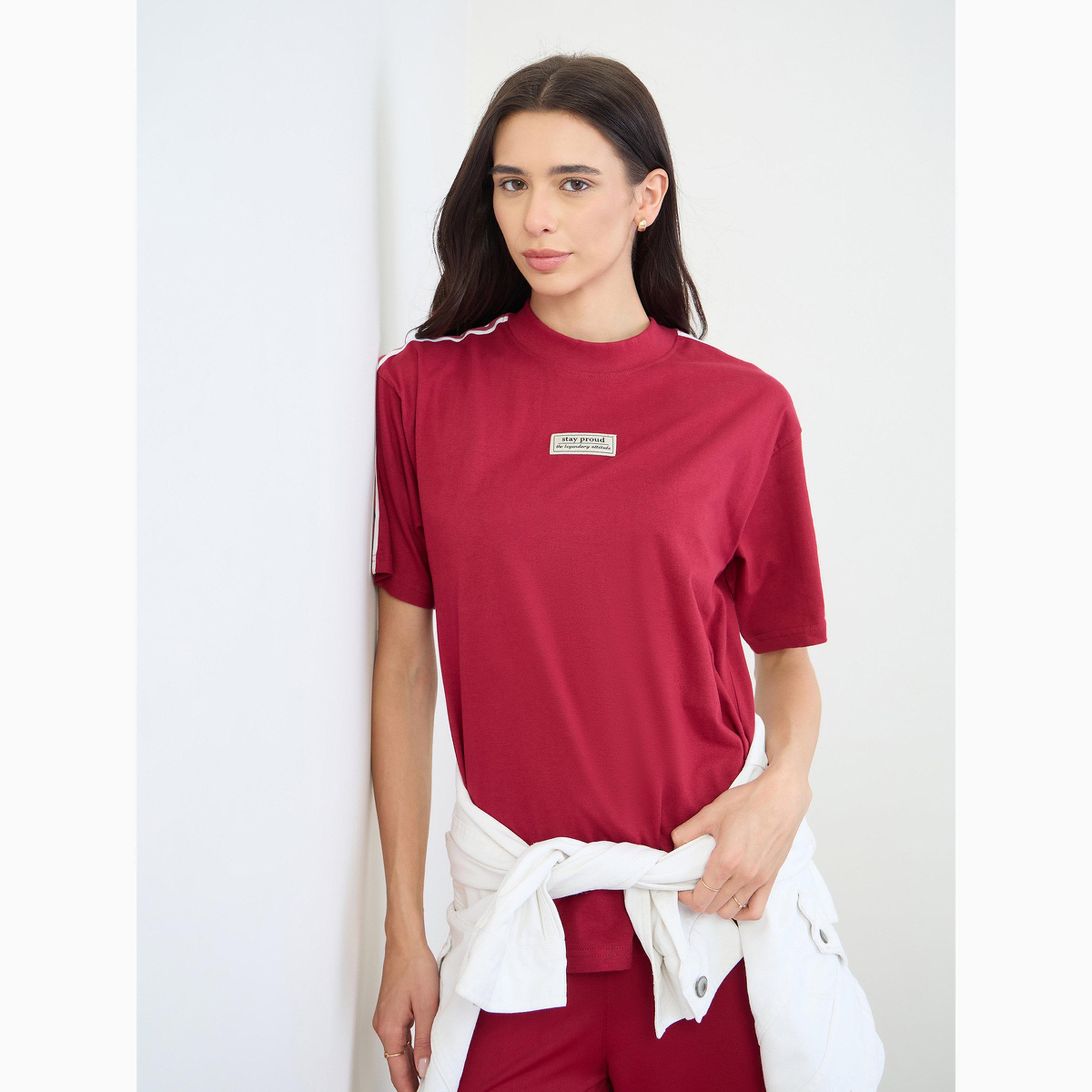 تيشيرت بقصة فضفاضة وتفاصيل شارة-women-clothing-tshirts-image-3
