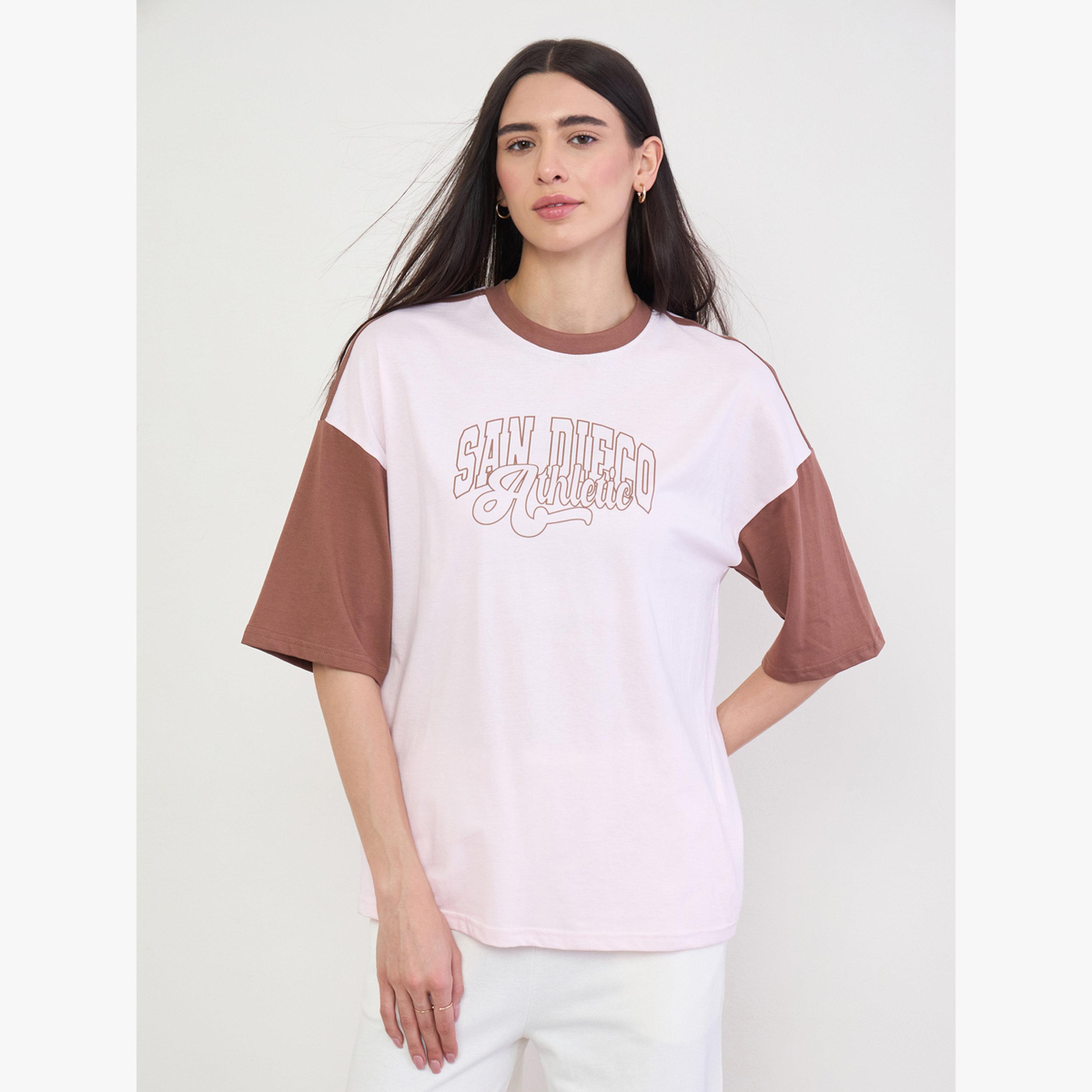 تيشيرت وردي بطبعة كتل الألوان وقصة واسعة-women-clothing-tshirts-image-1