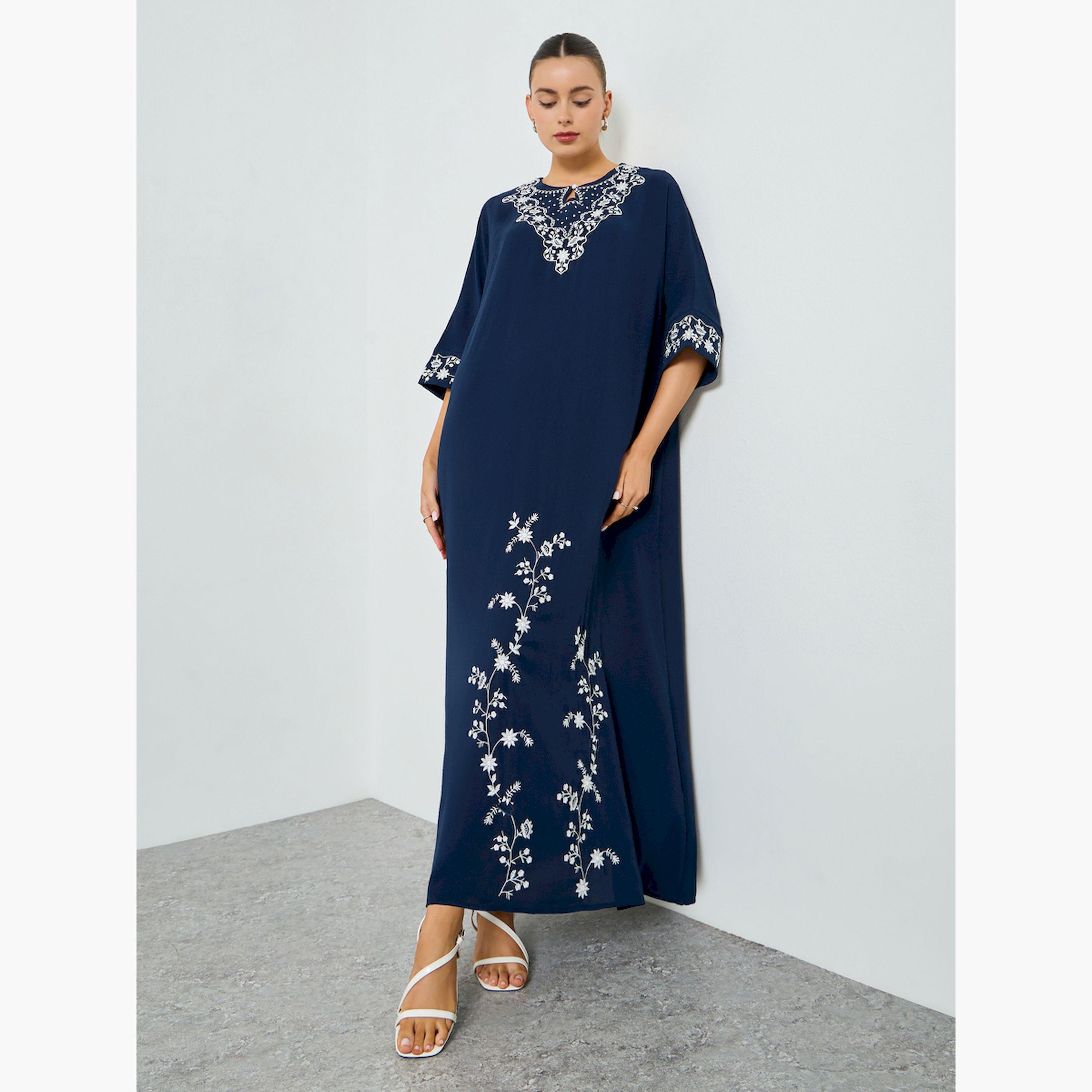 جلابية بحافة واسعة وتفاصيل مُطرّزة-women-arabicclothing-jalabiyas-image-1