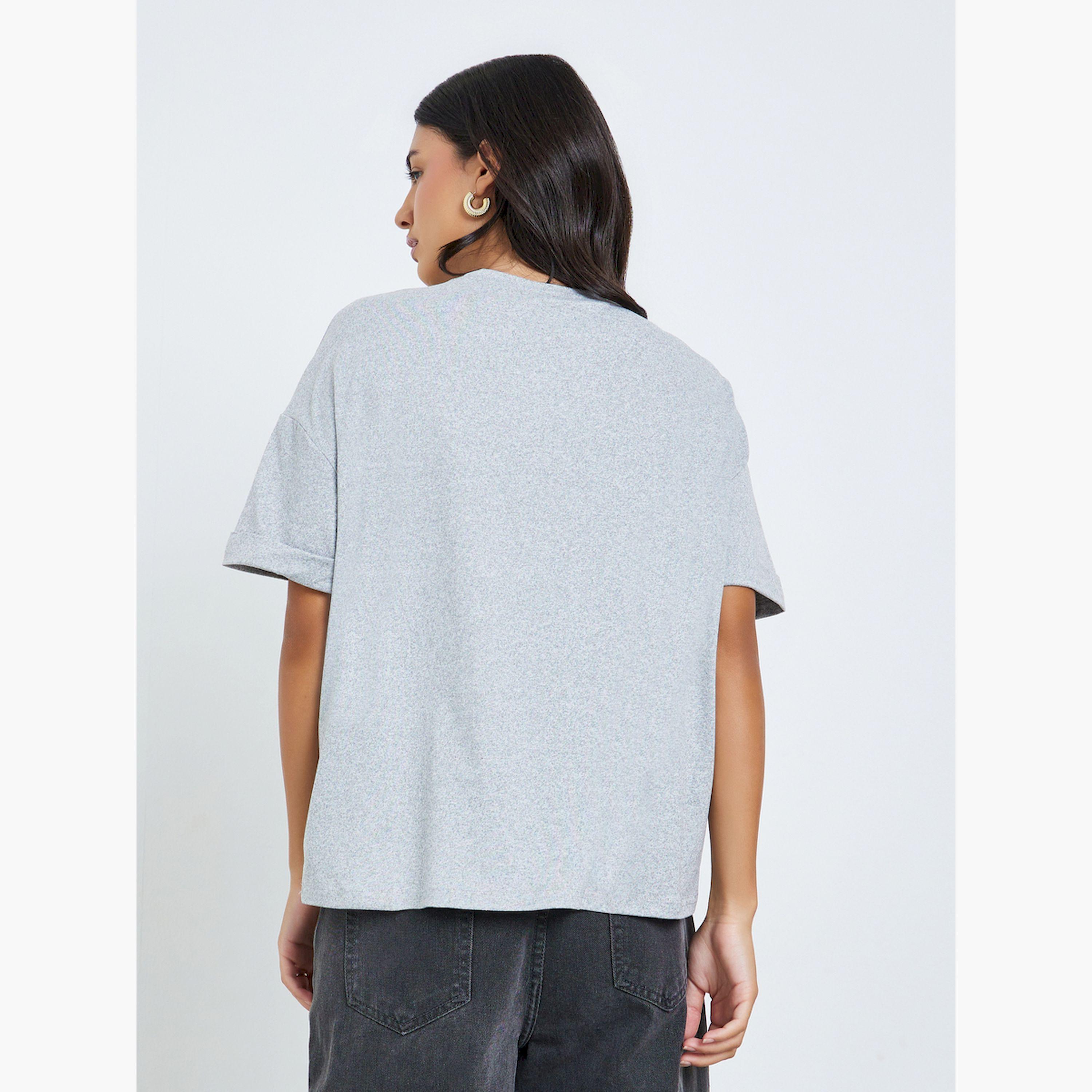 تيشيرت واسع بطبعة شعار-women-clothing-tshirts-image-4