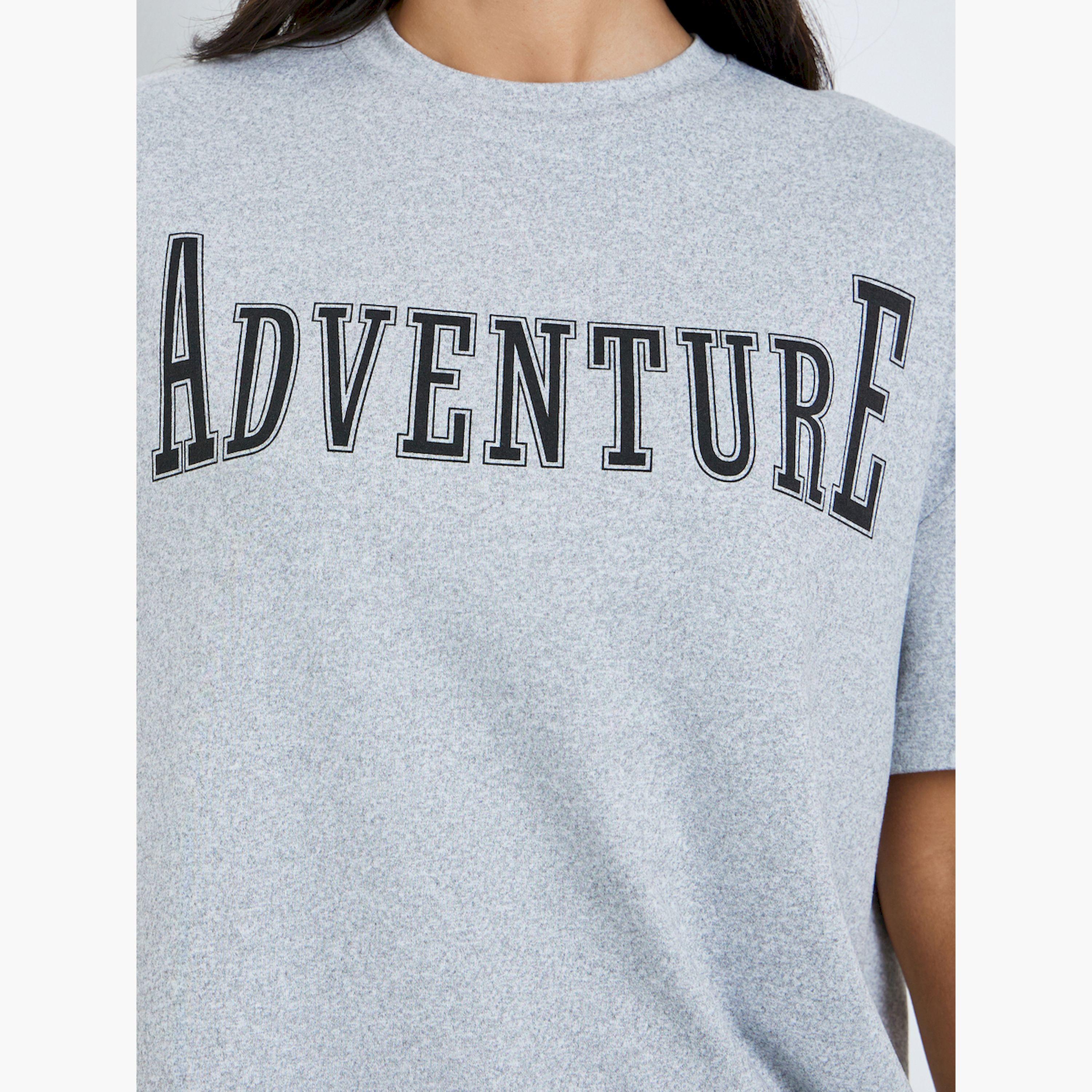 تيشيرت واسع بطبعة شعار-women-clothing-tshirts-image-5