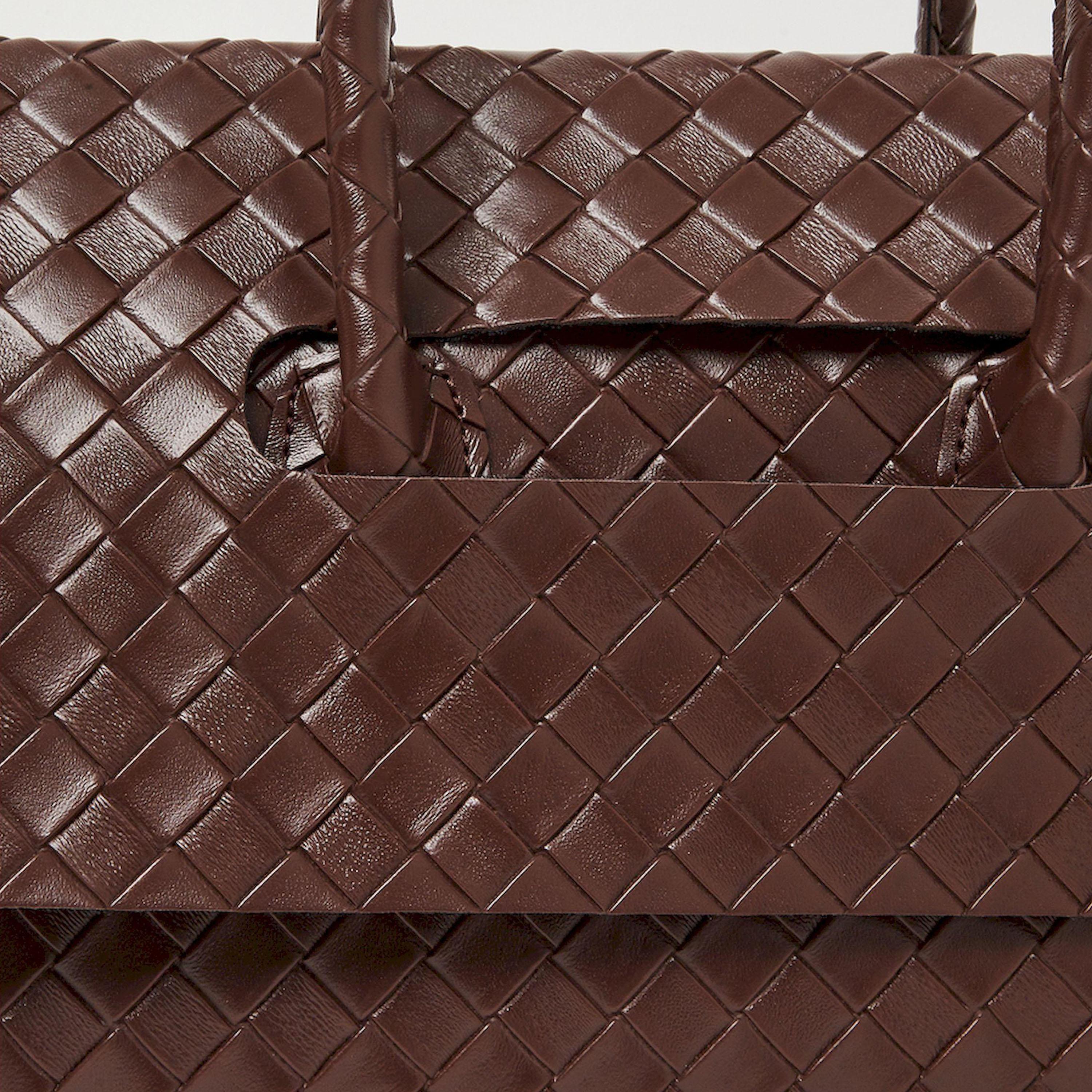 حقيبة كتف من الجلد المجدول-women-bagsandwallets-handbags-image-3