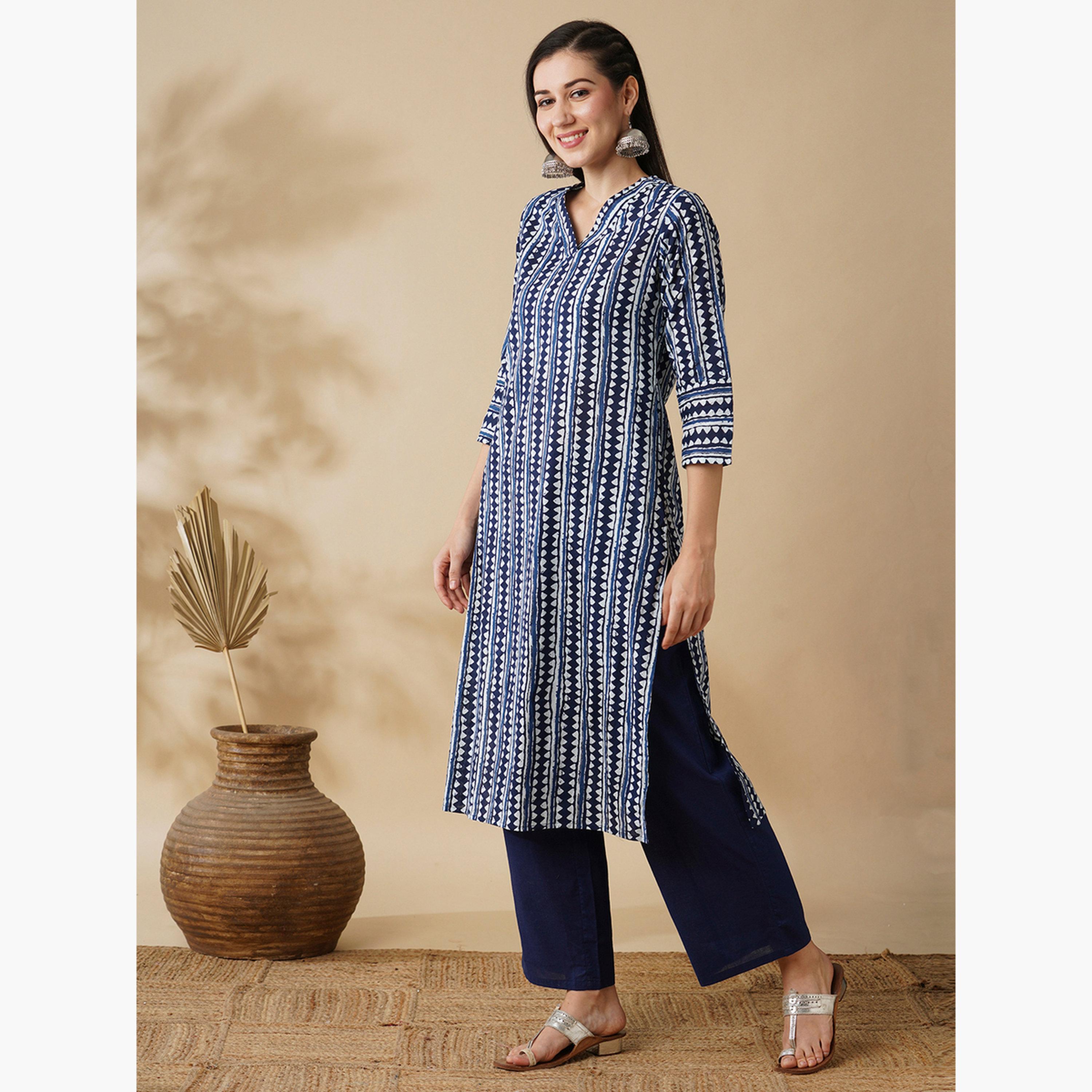 طقم كورتا مستقيمة وبنطال بطبعة خطوط هندسية-women-clothing-ethnicwear-kurtasets-image-2