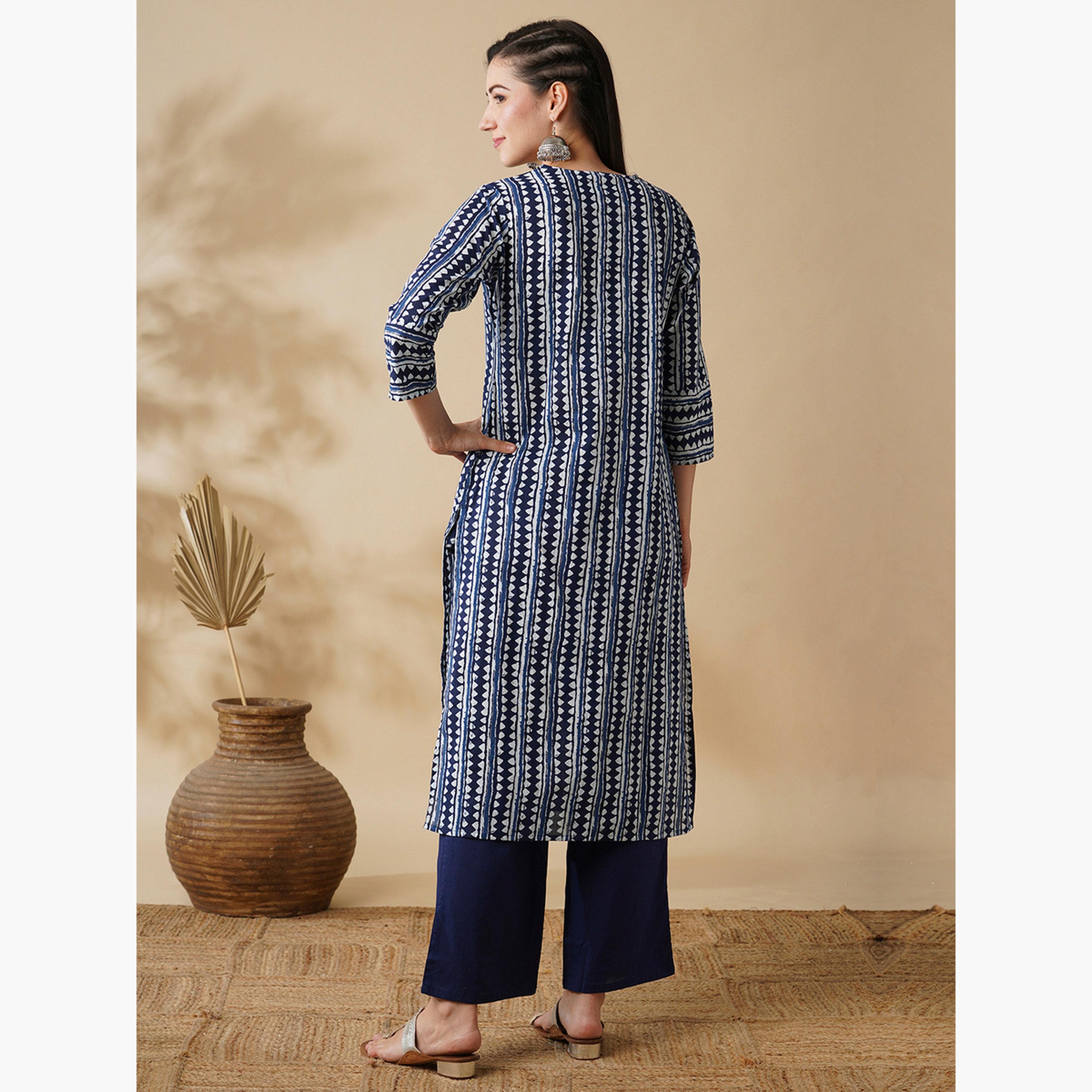 طقم كورتا مستقيمة وبنطال بطبعة خطوط هندسية-women-clothing-ethnicwear-kurtasets-image-3