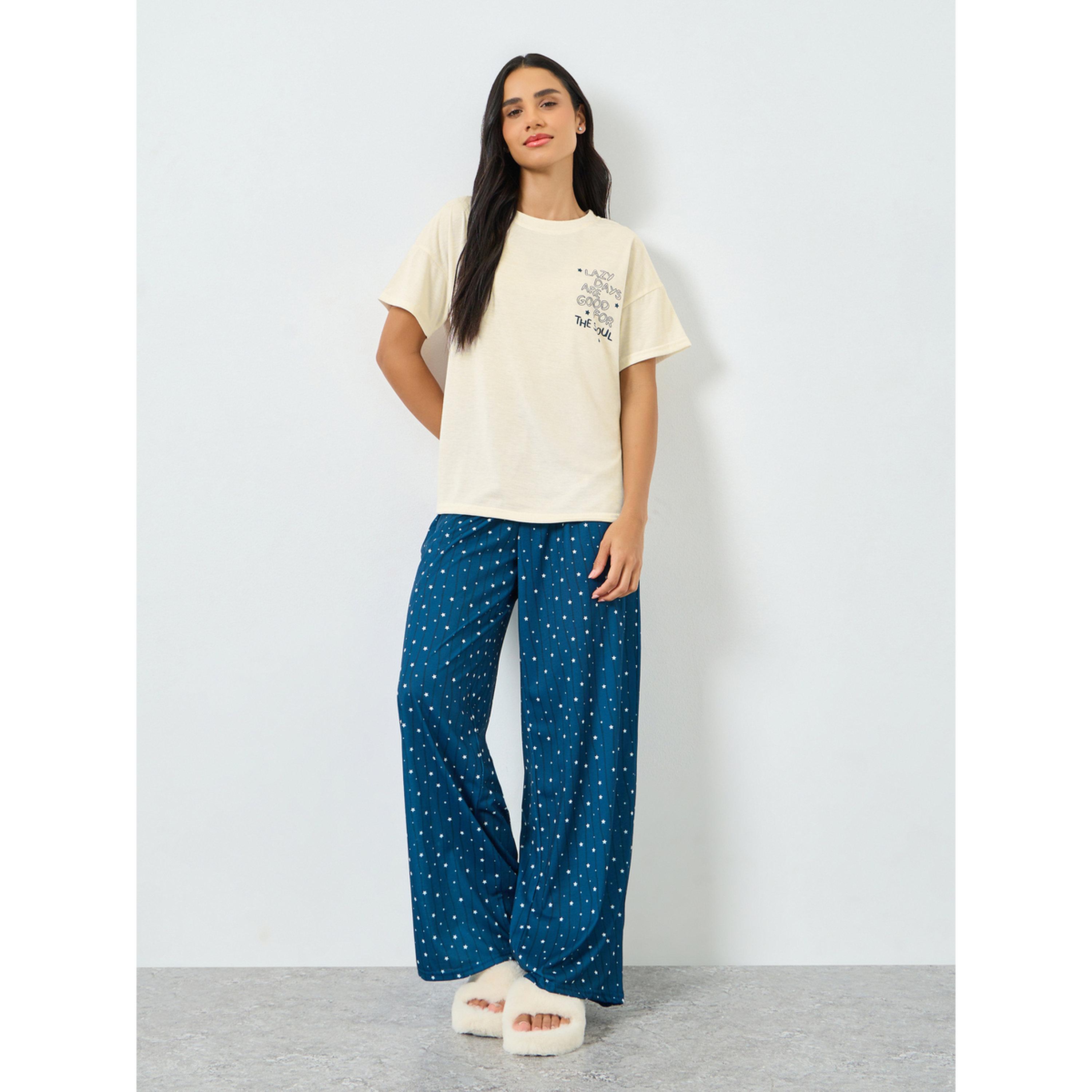 طقم بيجاما من بنطال بطبعة نجوم وتيشيرت بأكتاف منسدلة وطبعة شعار-women-clothing-nightwear-pyjamas-longsets-image-1