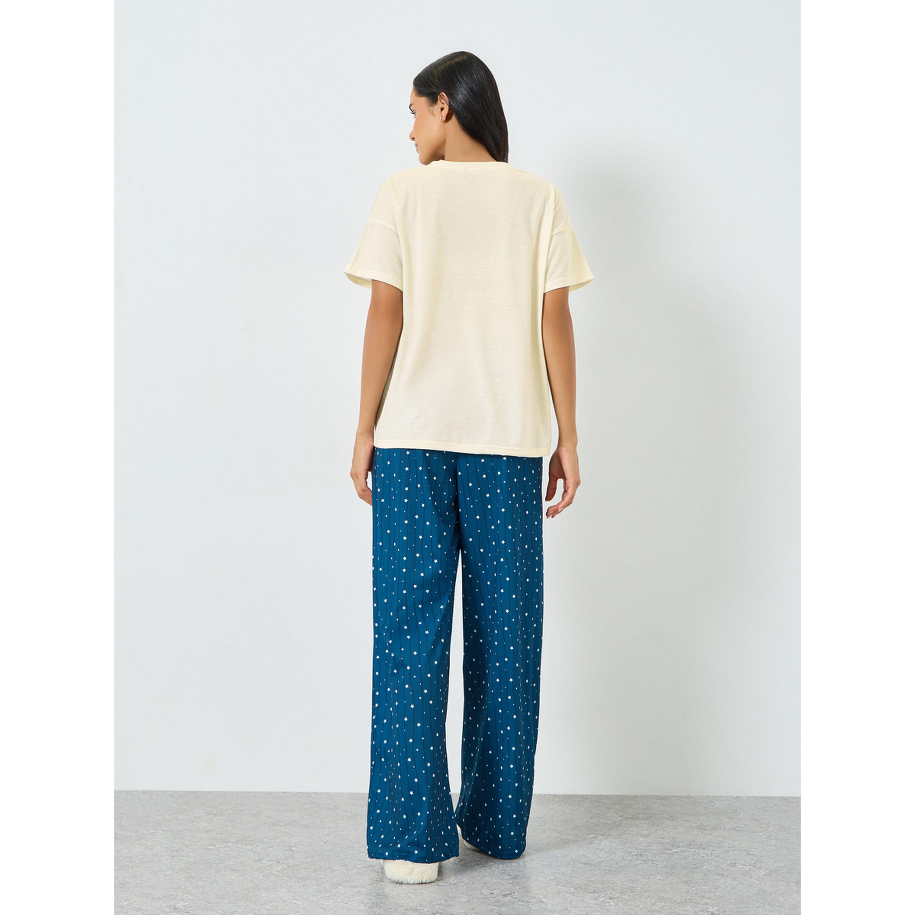 طقم بيجاما من بنطال بطبعة نجوم وتيشيرت بأكتاف منسدلة وطبعة شعار-women-clothing-nightwear-pyjamas-longsets-image-3