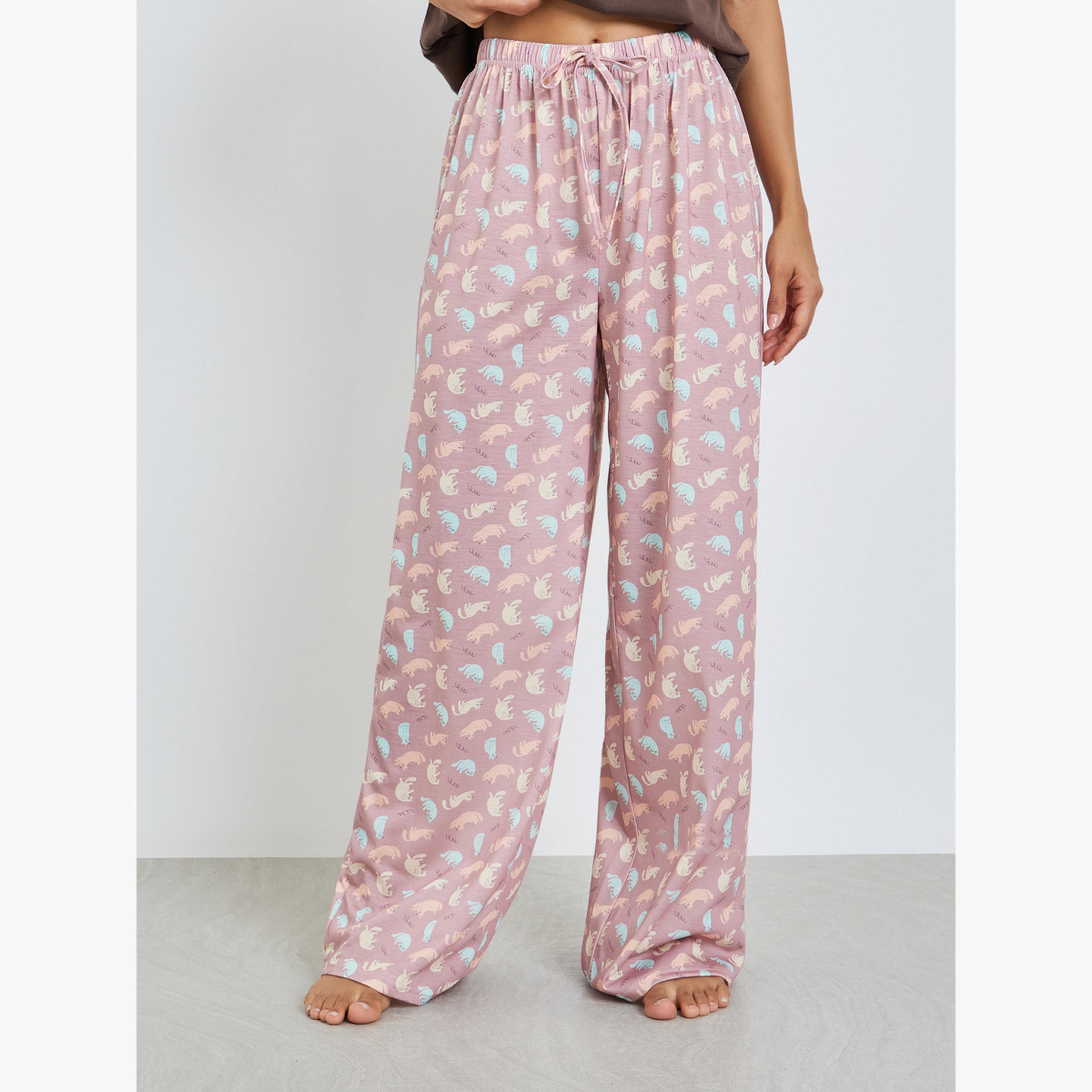 طقم بيجاما من بنطال وتيشيرت بأكتاف منسدلة وطبعة جرافيك-women-clothing-nightwear-pyjamas-longsets-image-4