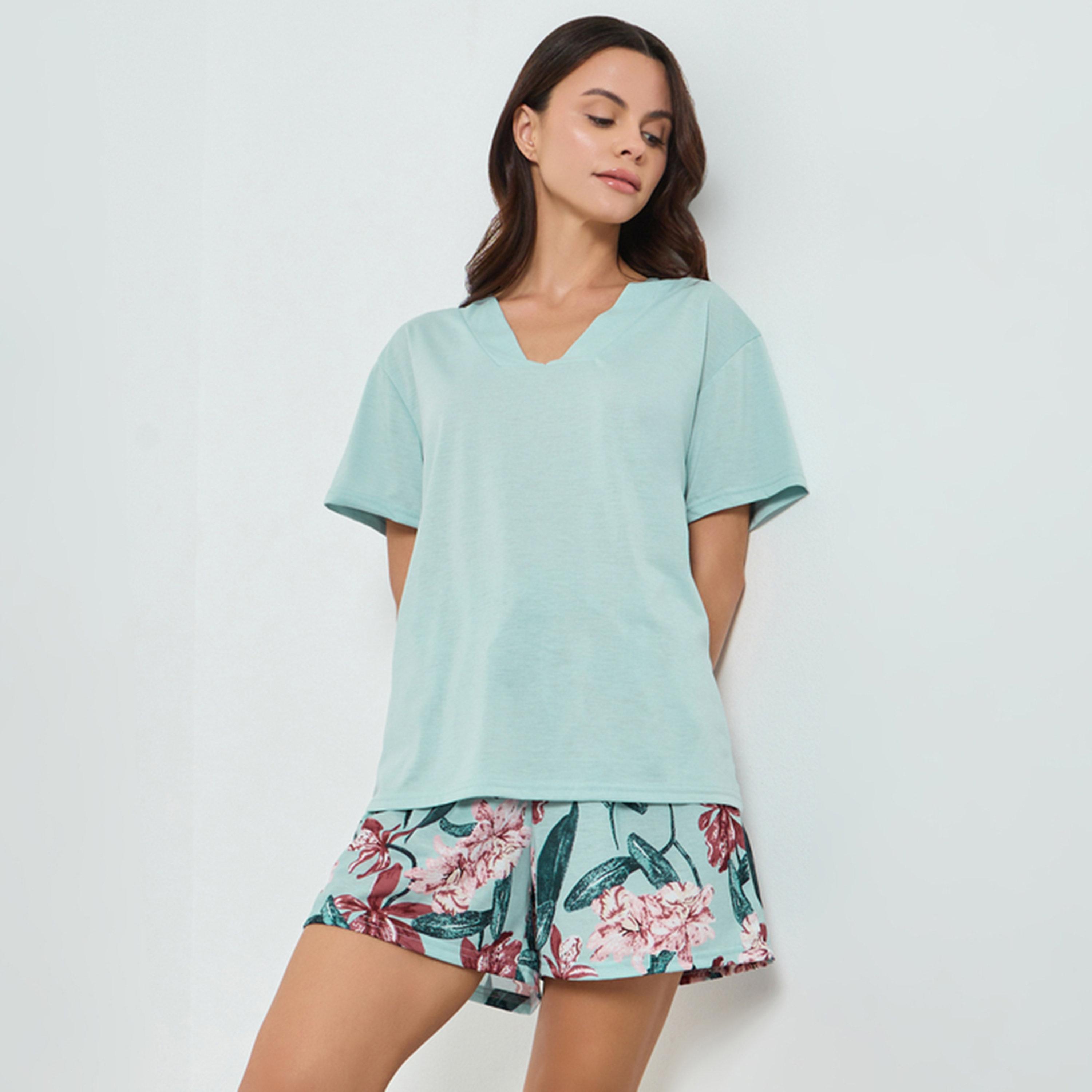 مجموعة من شورت بطبعة زهور وتيشيرت-women-clothing-nightwear-pyjamas-shortsets-image-1