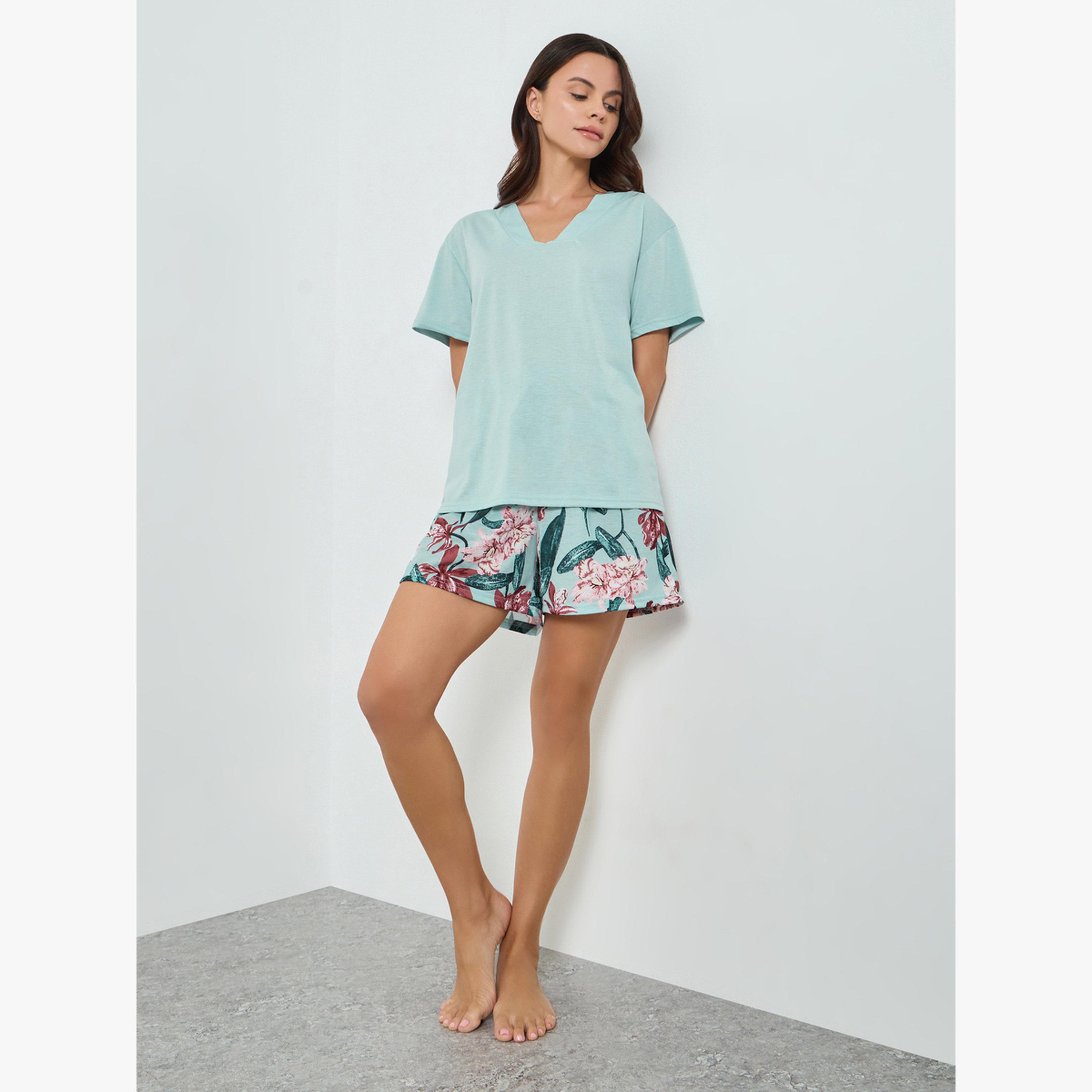 مجموعة من شورت بطبعة زهور وتيشيرت-women-clothing-nightwear-pyjamas-shortsets-image-2