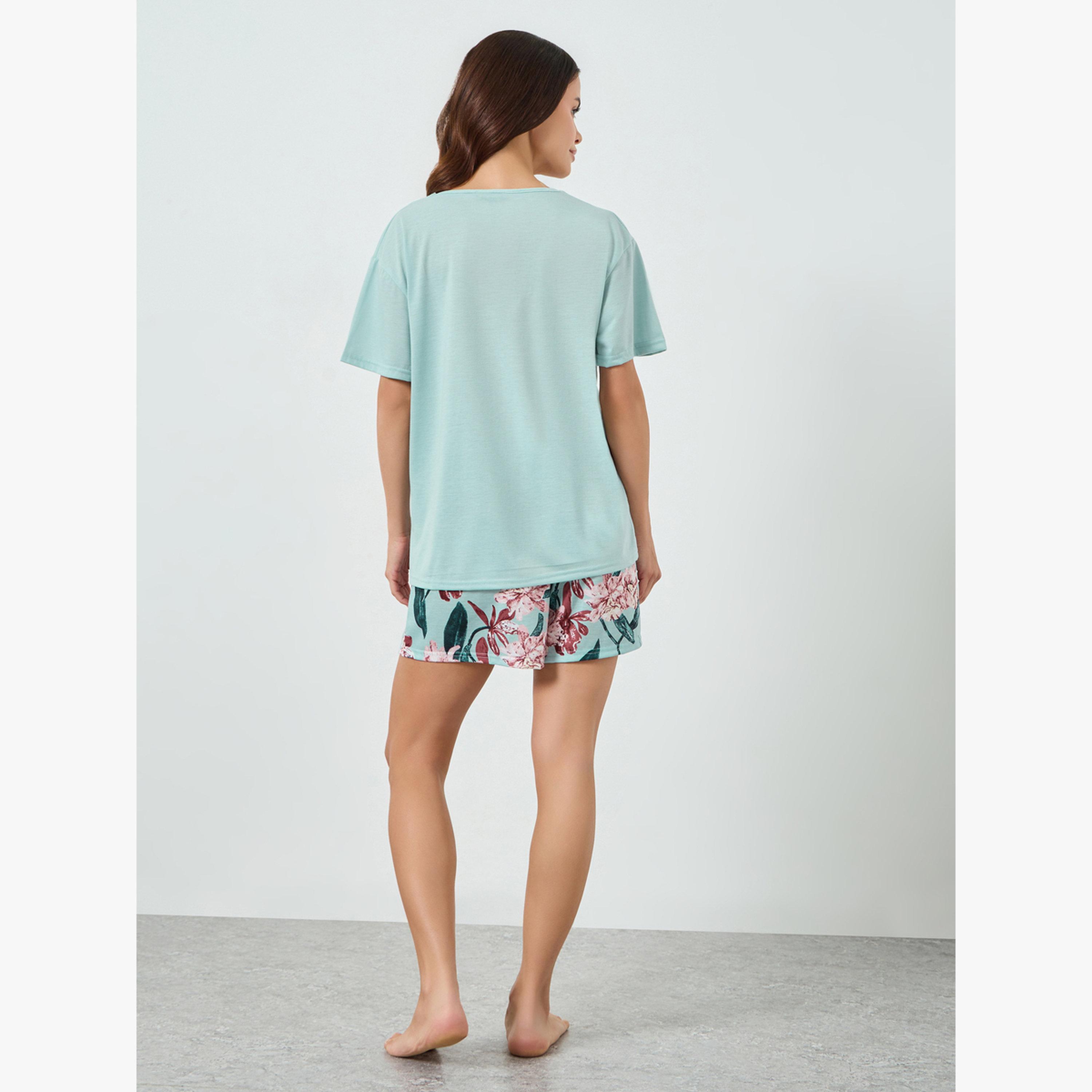 مجموعة من شورت بطبعة زهور وتيشيرت-women-clothing-nightwear-pyjamas-shortsets-image-5