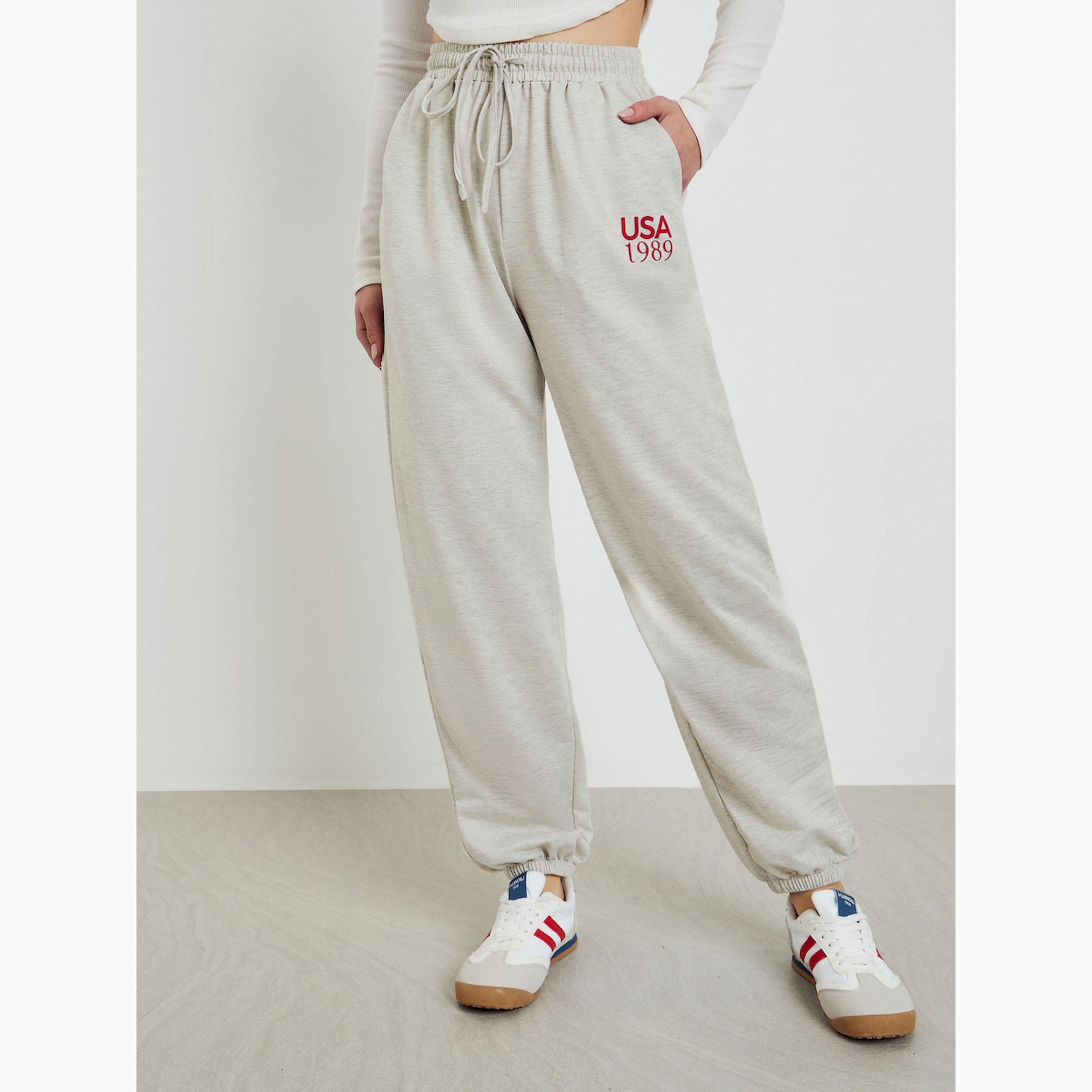 بنطال جوغر مطبوع برباط خصر وحواف مطاطية-women-clothing-bottoms-joggers-image-1