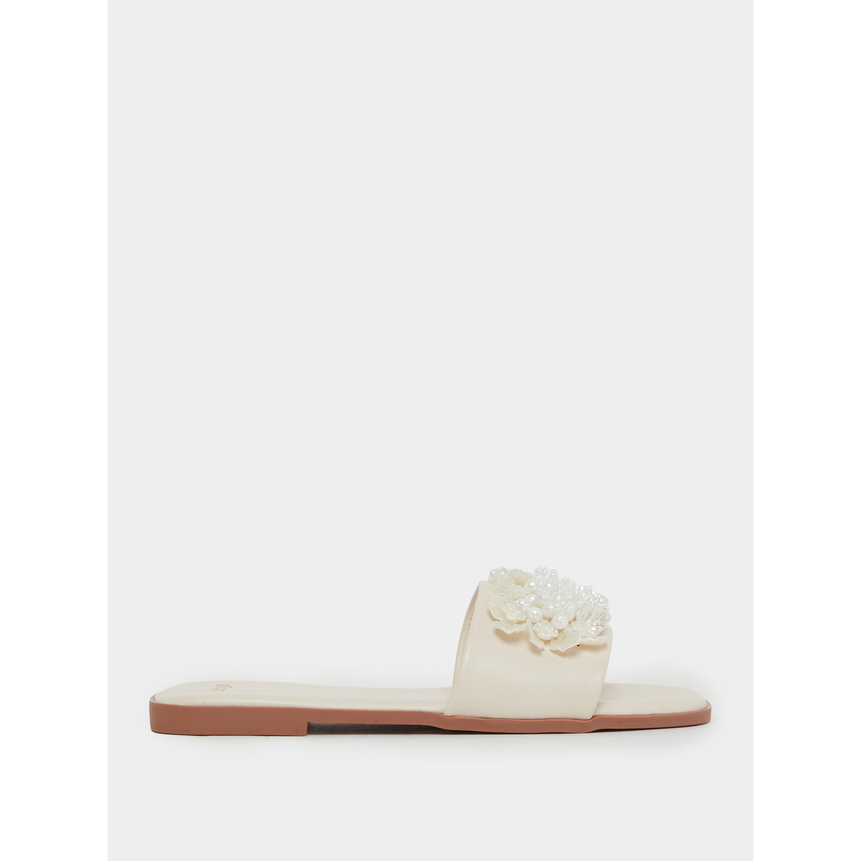 صندل مسطح مزين بلؤلؤ-women-shoes-sandals-flats-image-2