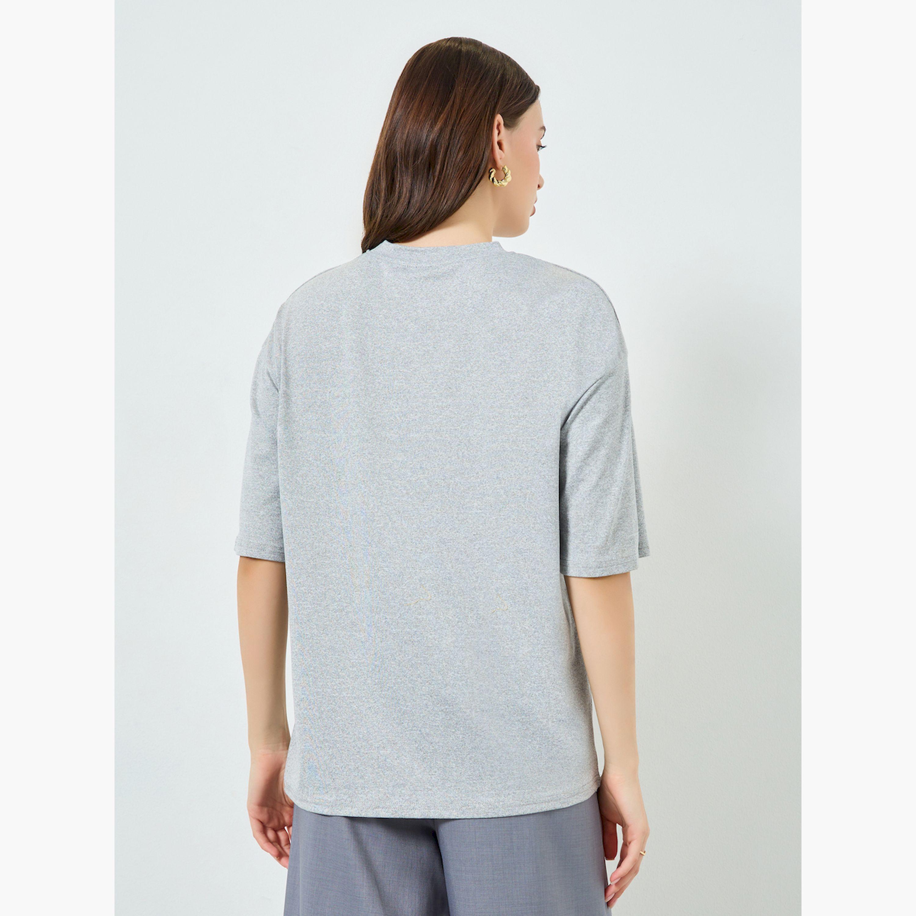 تيشيرت بطبعة شعار وقصة واسعة-women-clothing-tshirts-image-3