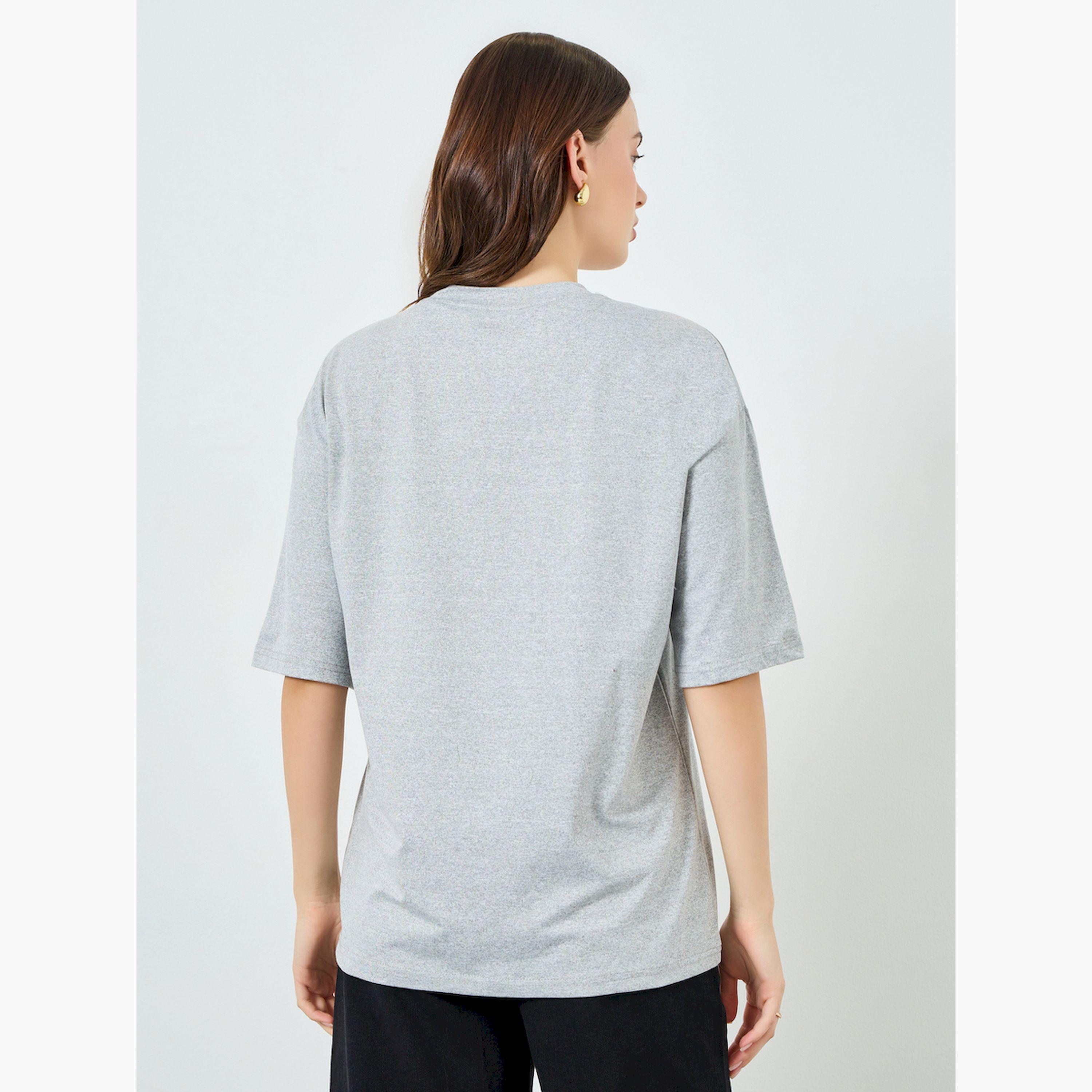 تيشيرت بطبعة شعار وقصة واسعة-women-clothing-tshirts-image-3
