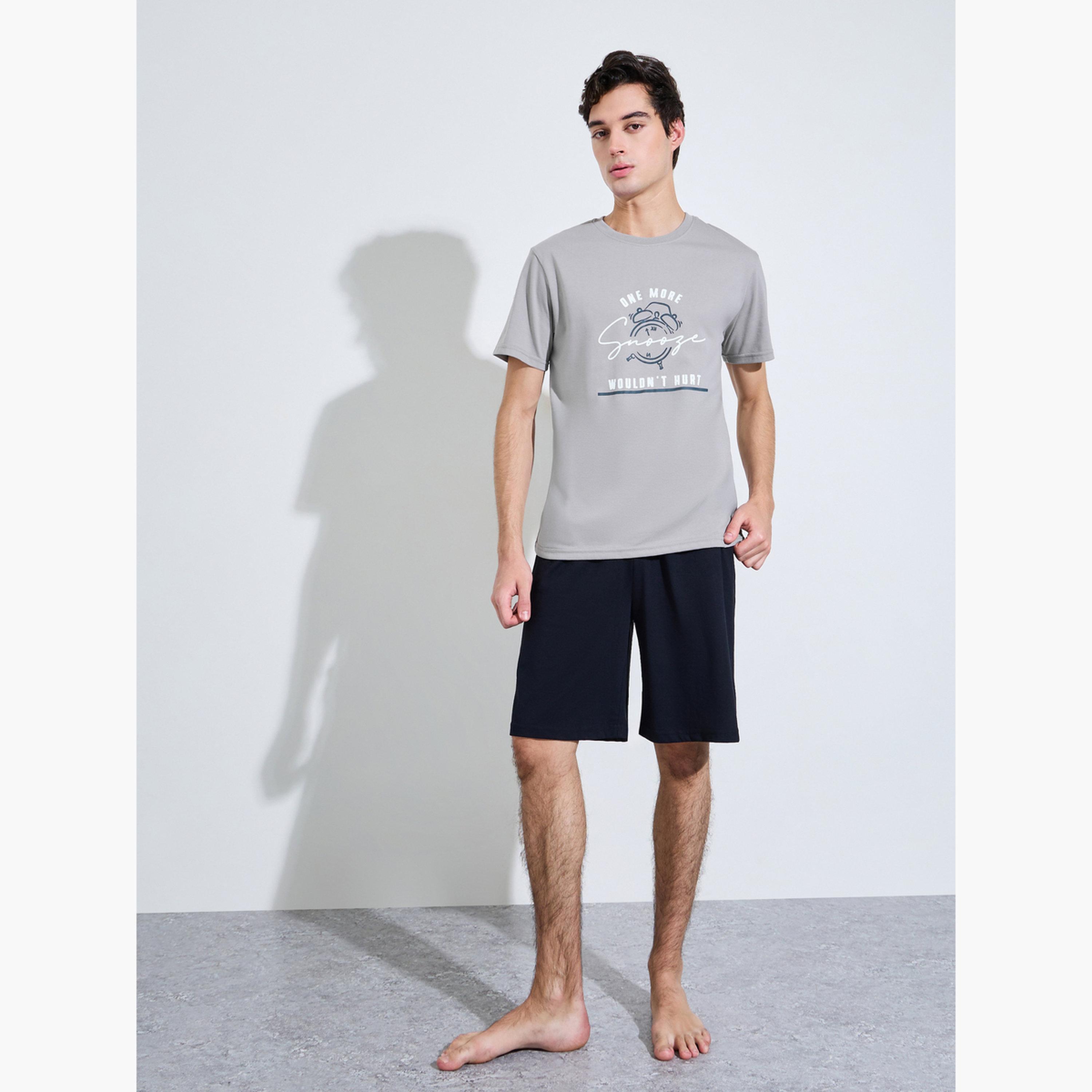 مجموعة من شورت سادة وتيشيرت مطبوع للرجال-men-clothing-nightwear-sets-image-2