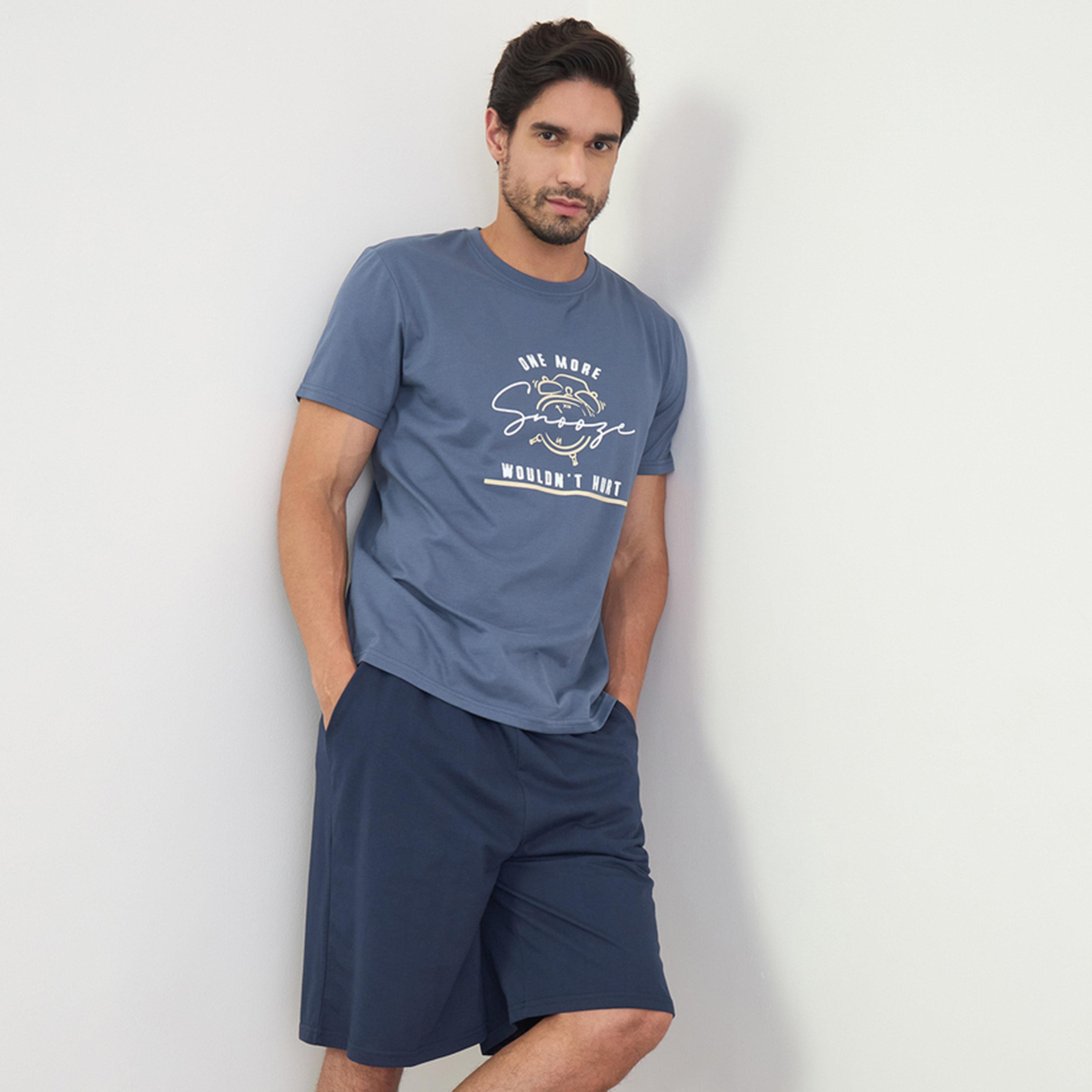 مجموعة من شورت وتيشيرت بطبعة للرجال-men-clothing-nightwear-sets-image-1