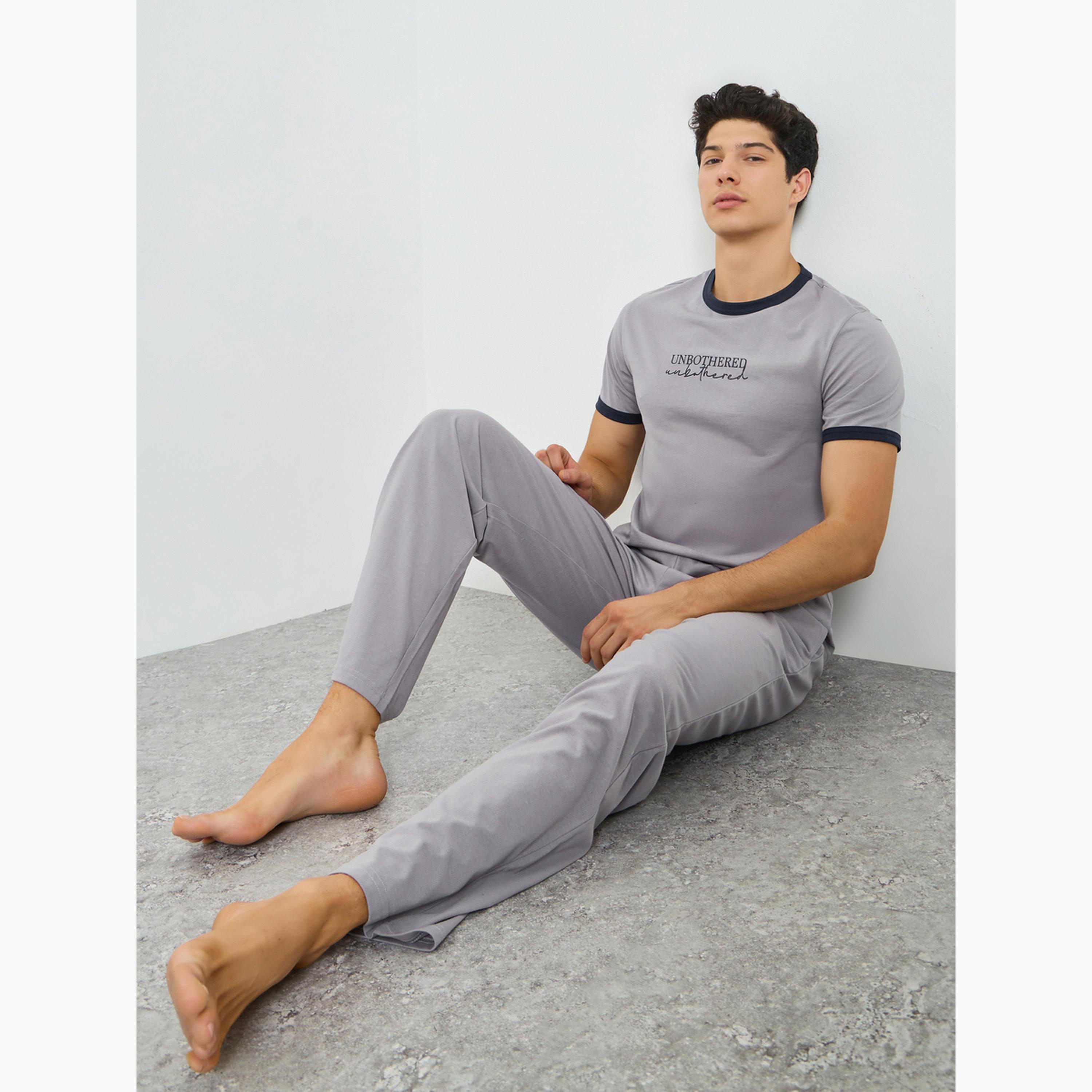 طقم بيجاما من بنطال وتيشيرت بطبعة للرجال-men-clothing-nightwear-sets-image-2
