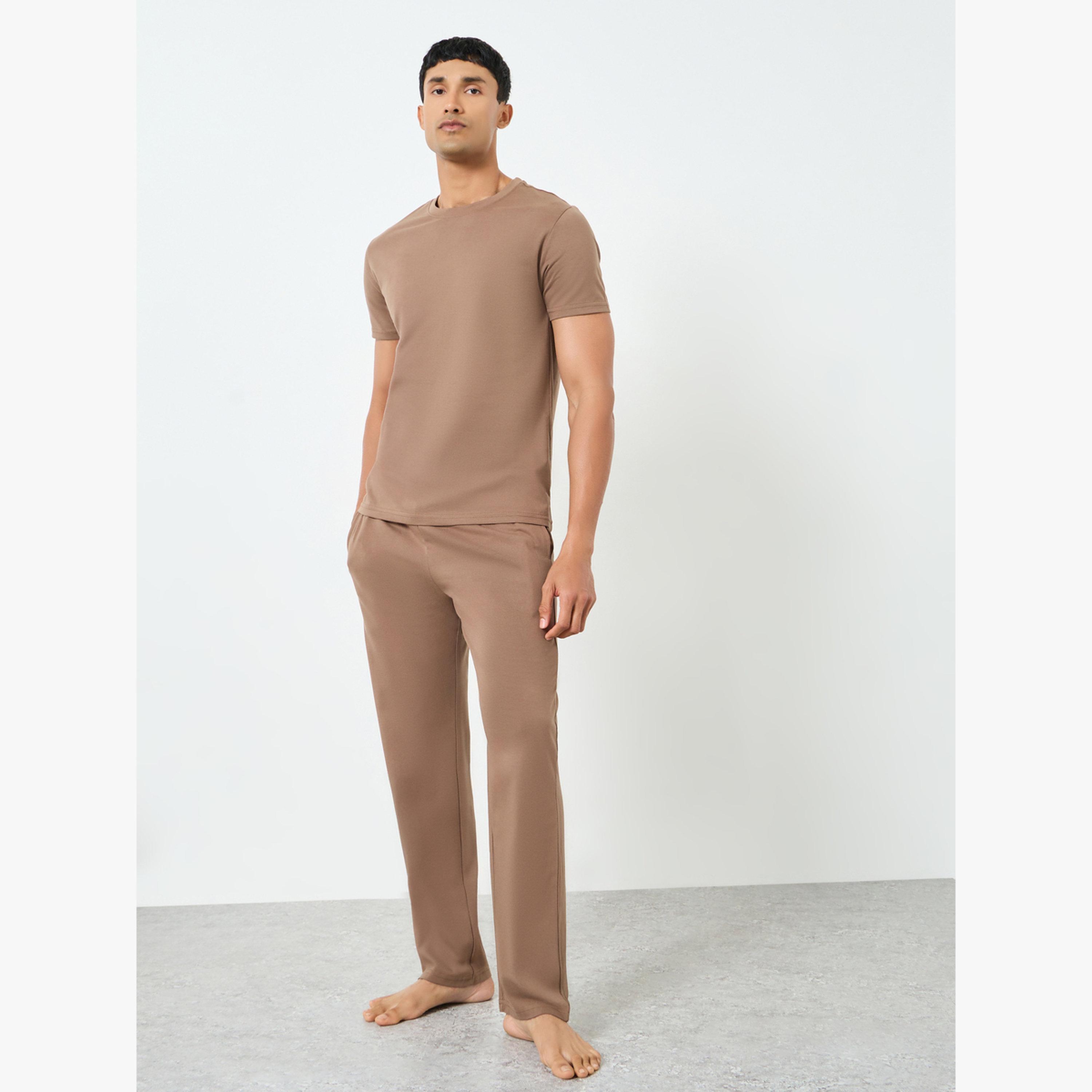 طقم بيجاما من بنطال وتيشيرت بأكمام قصيرة-men-clothing-nightwear-sets-image-1