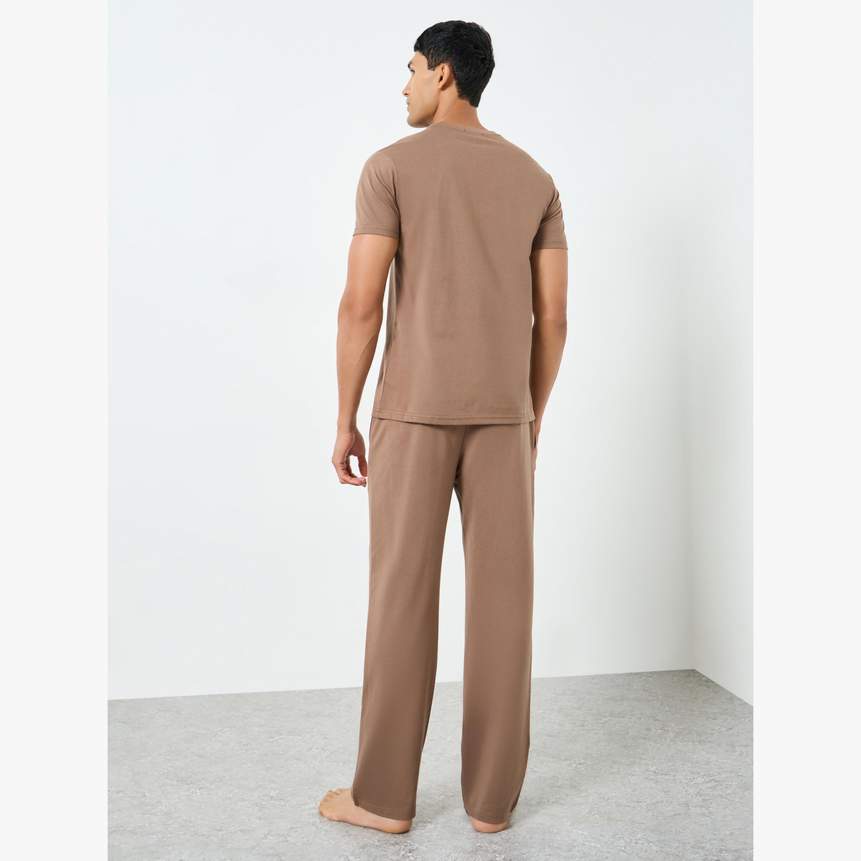 طقم بيجاما من بنطال وتيشيرت بأكمام قصيرة-men-clothing-nightwear-sets-image-4