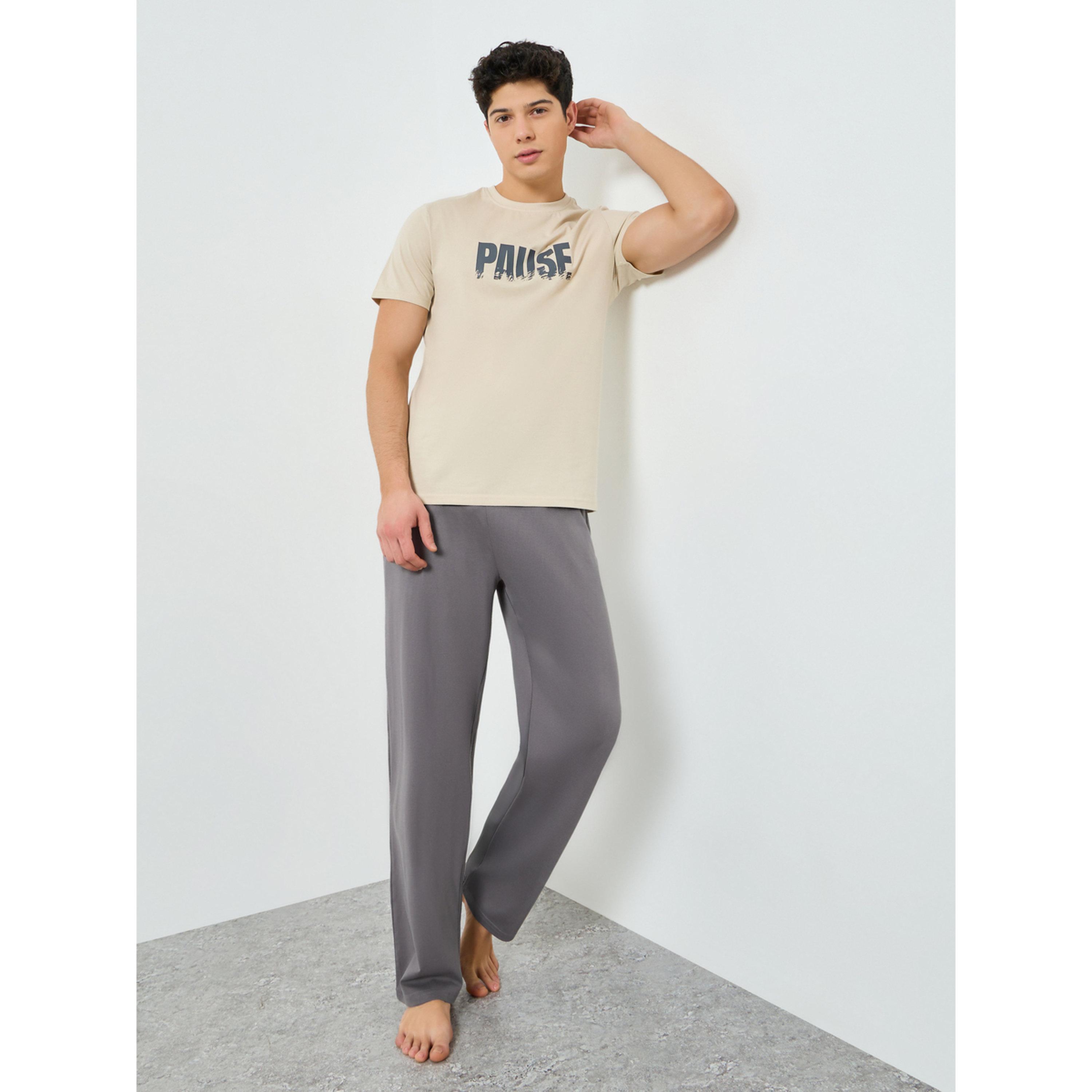 طقم بيجاما من بنطال وتيشيرت بطبعة جرافيك-men-clothing-nightwear-sets-image-2