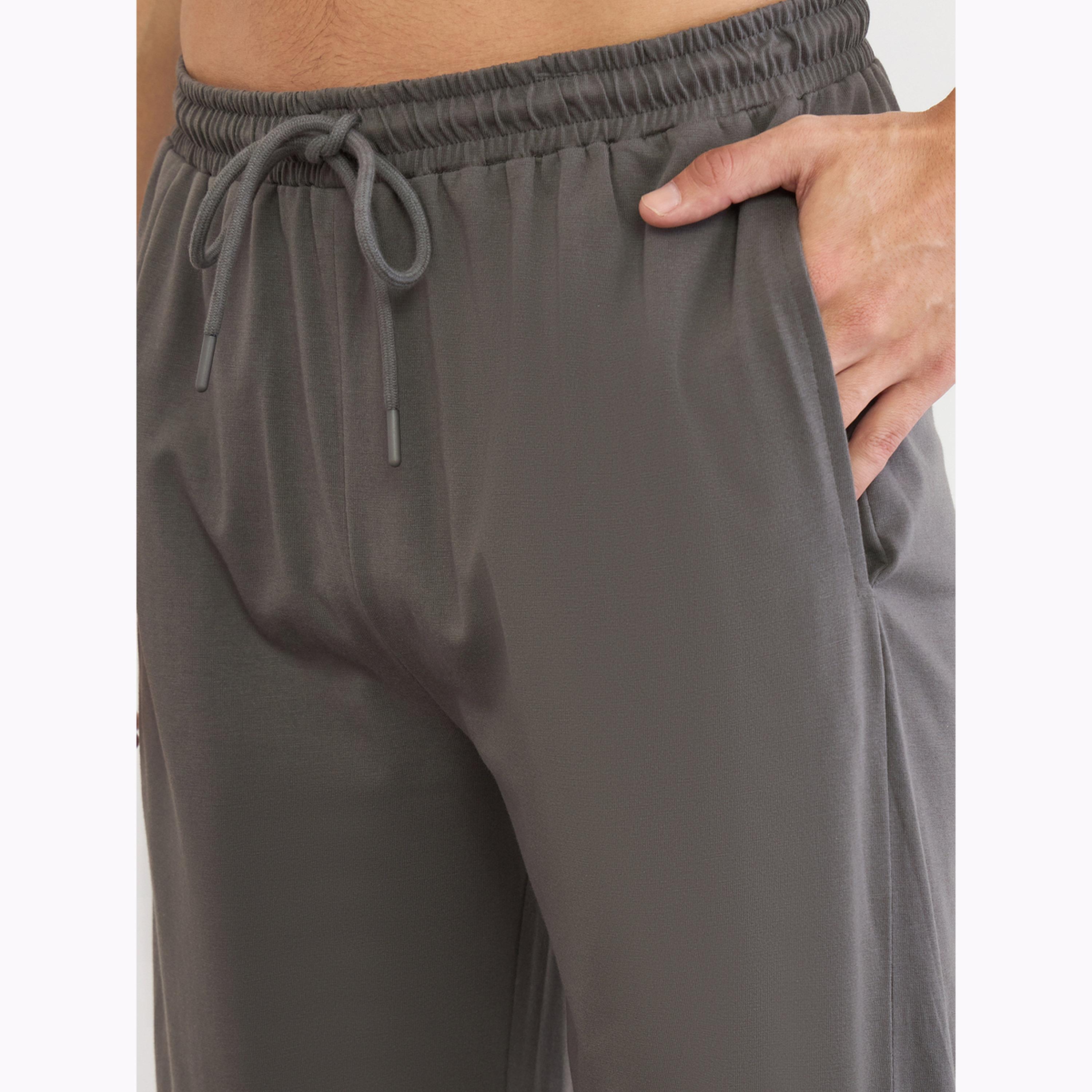 طقم رجالي رمادي مكون من تيشيرت وبنطال بيجاما بطبعة جرافيك-men-clothing-nightwear-sets-image-4