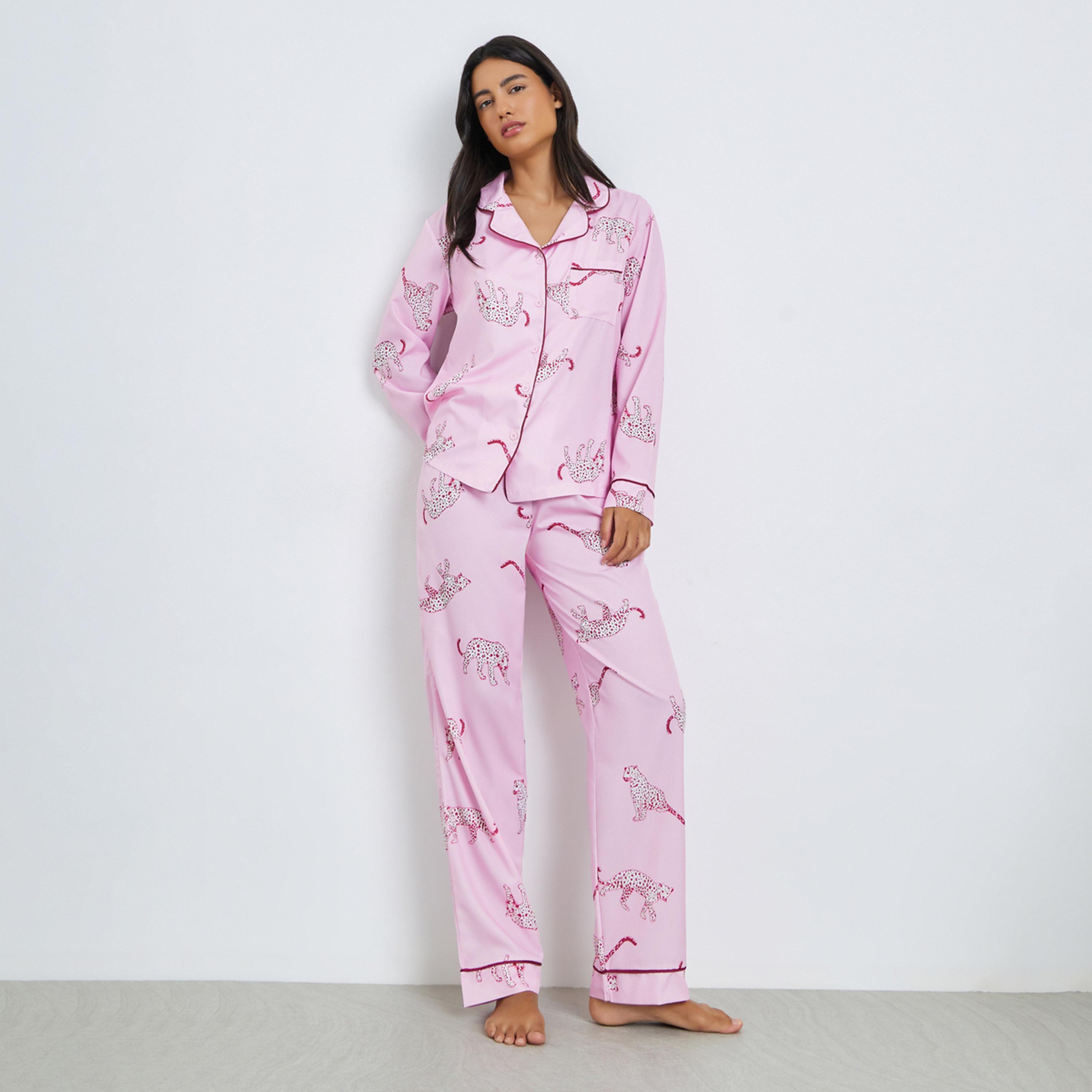 طقم بيجاما من بنطال وبلوزة بأكمام طويلة بطبعة فهد-women-clothing-nightwear-pyjamas-longsets-image-1