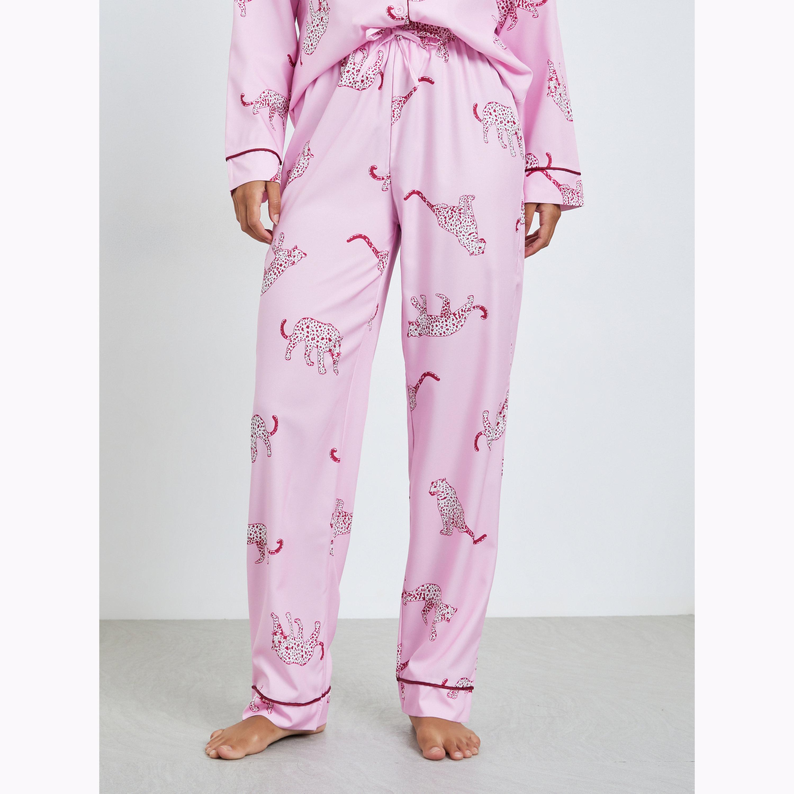 طقم بيجاما من بنطال وبلوزة بأكمام طويلة بطبعة فهد-women-clothing-nightwear-pyjamas-longsets-image-4