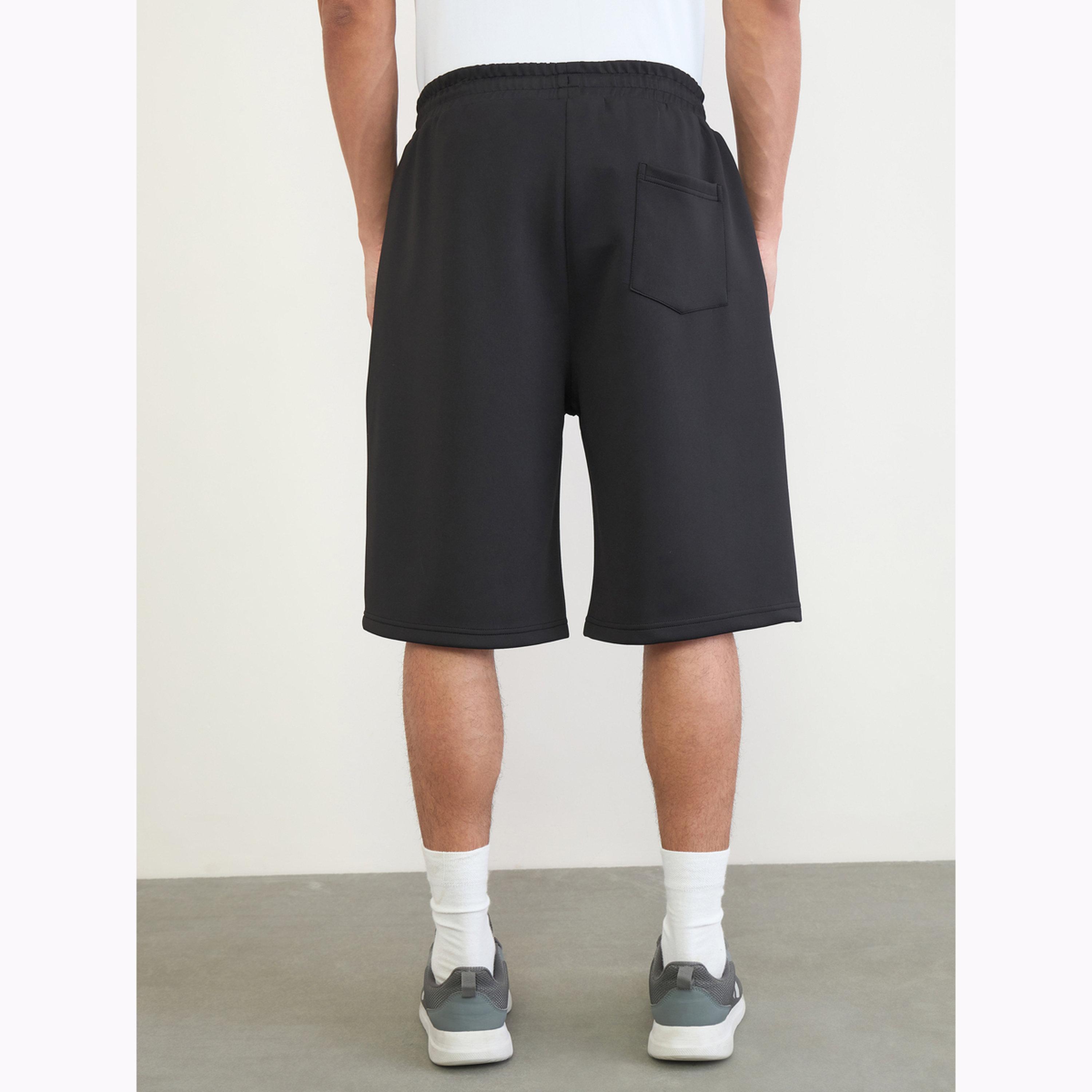 شورت للأولاد قصة كبيرة بطبعة نصية-men-clothing-bottoms-shorts-image-2