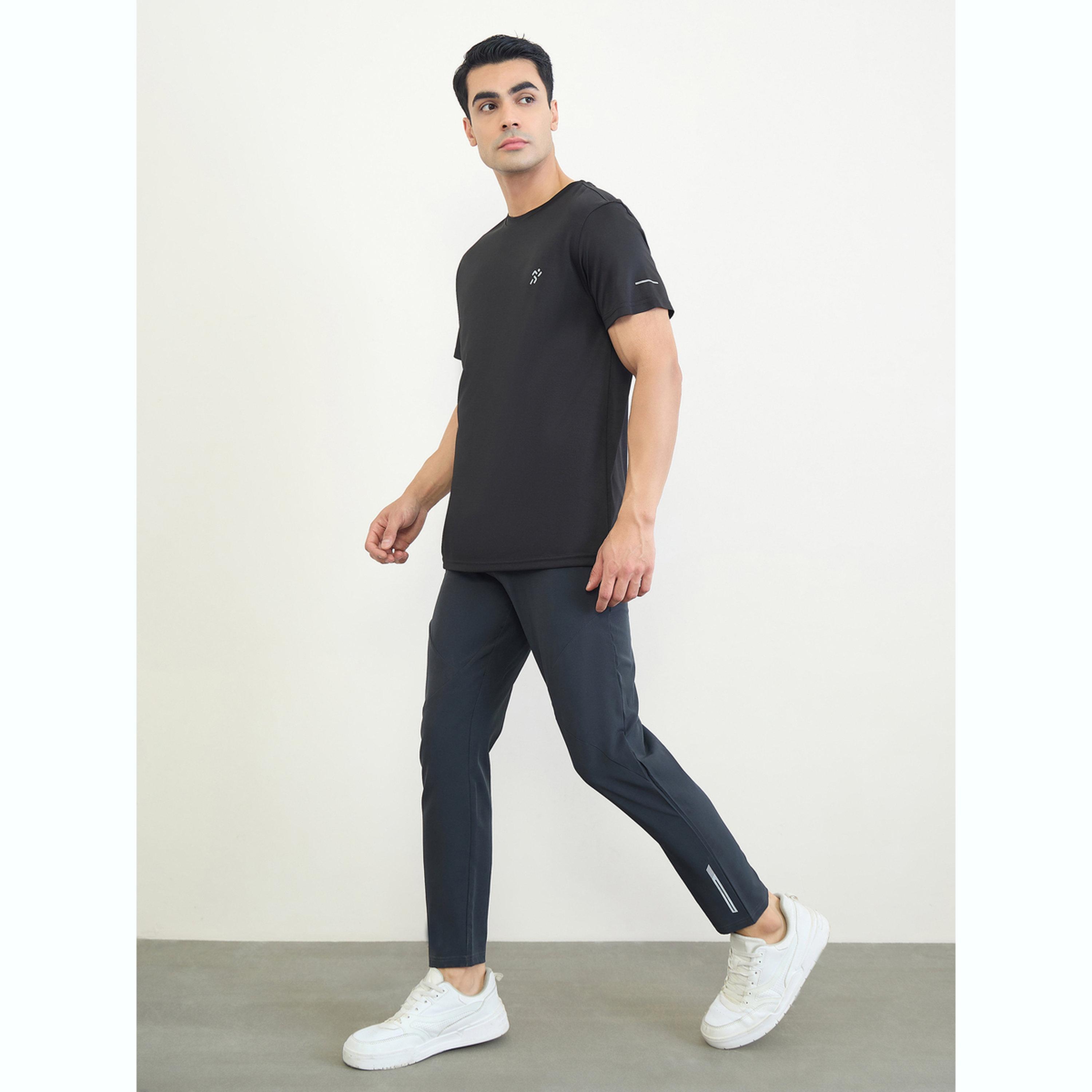 تيشيرت رياضي بقصة عادية وتفاصيل عاكسة-men-clothing-sportswearandactivewear-tshirtsandpolos-image-2
