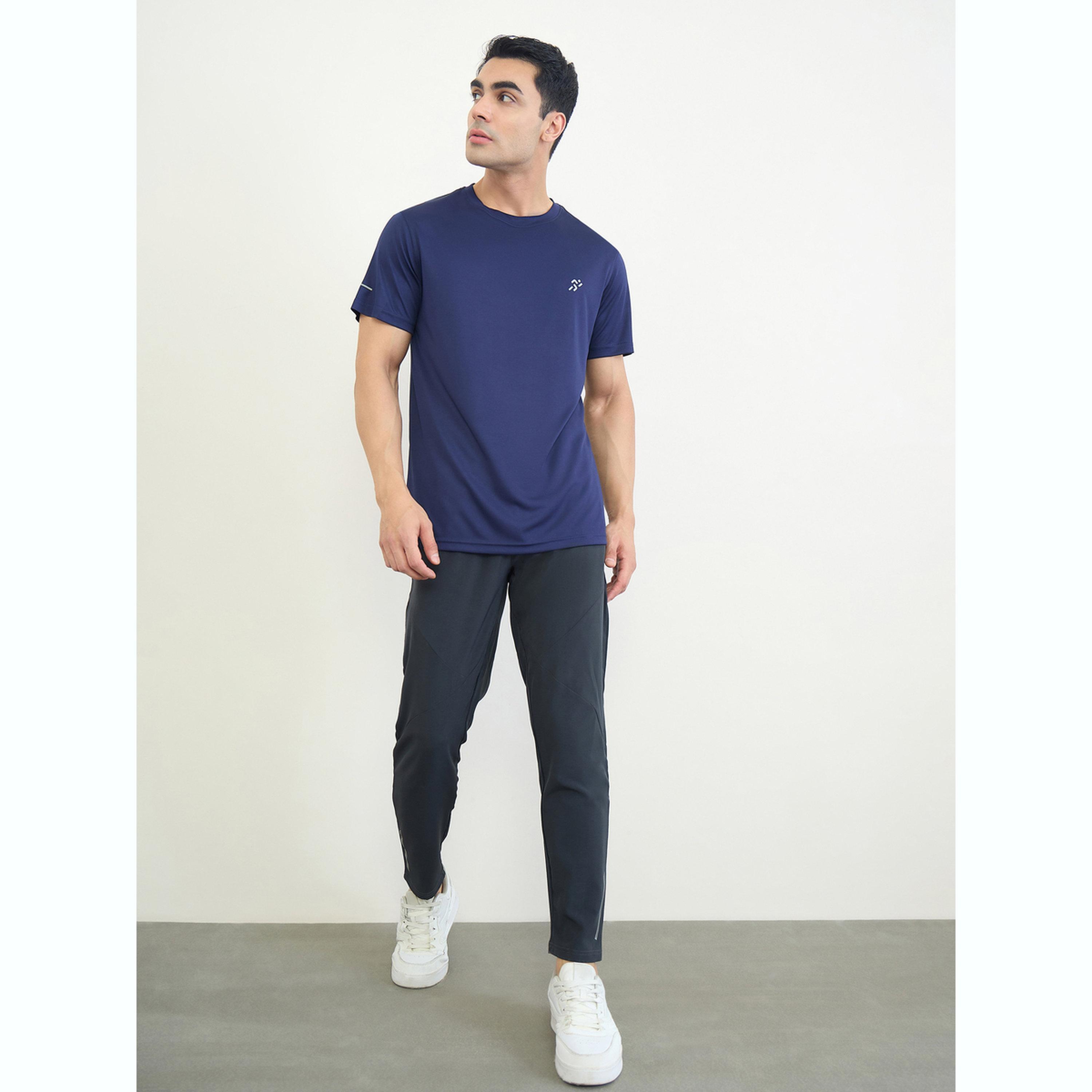 تيشيرت رياضي بقصة عادية وتفاصيل عاكسة-men-clothing-sportswearandactivewear-tshirtsandpolos-image-2