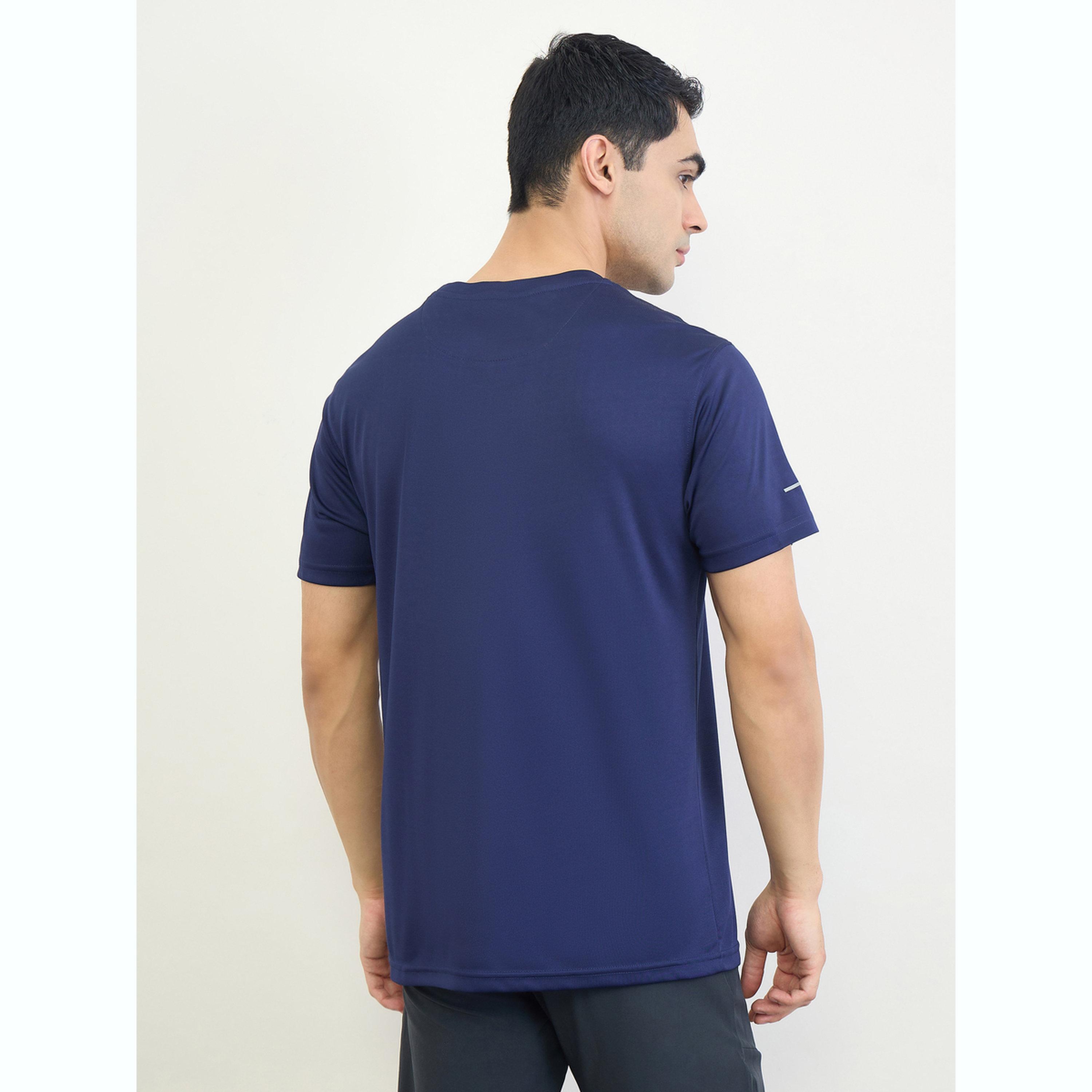تيشيرت رياضي بقصة عادية وتفاصيل عاكسة-men-clothing-sportswearandactivewear-tshirtsandpolos-image-4
