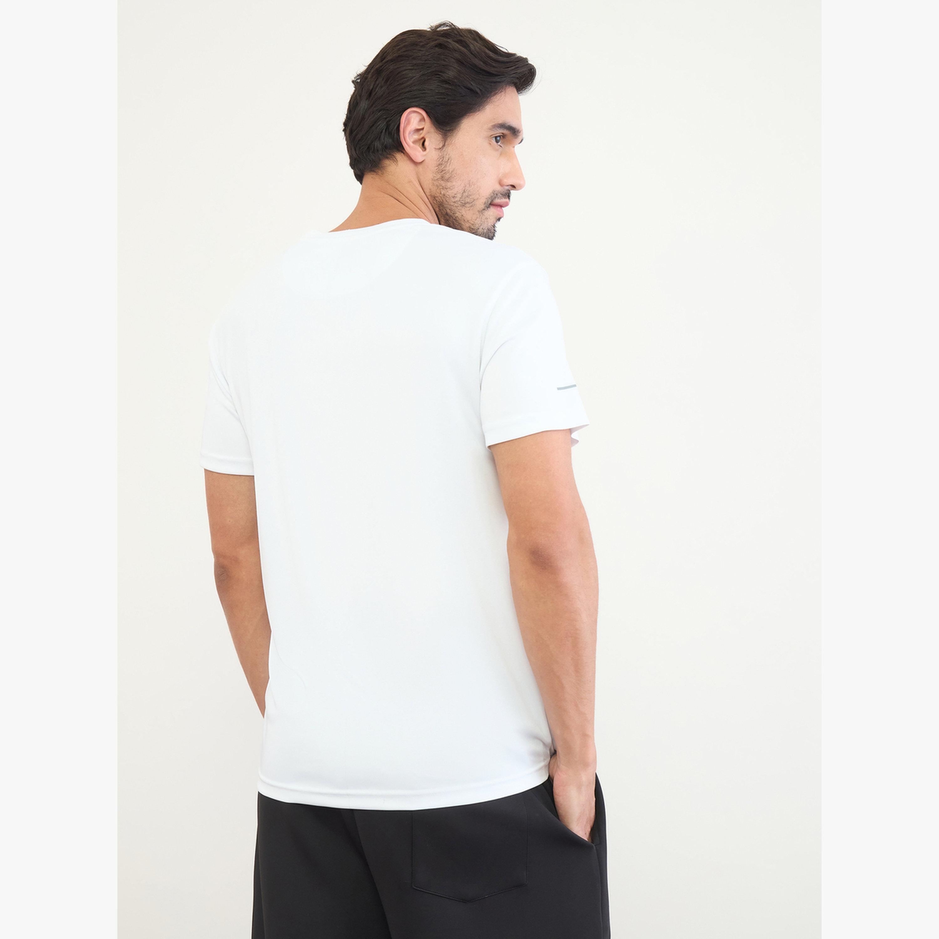 تيشيرت رياضي رجالي بتفاصيل عاكسة وقصة عادية-men-clothing-sportswearandactivewear-tshirtsandpolos-image-3