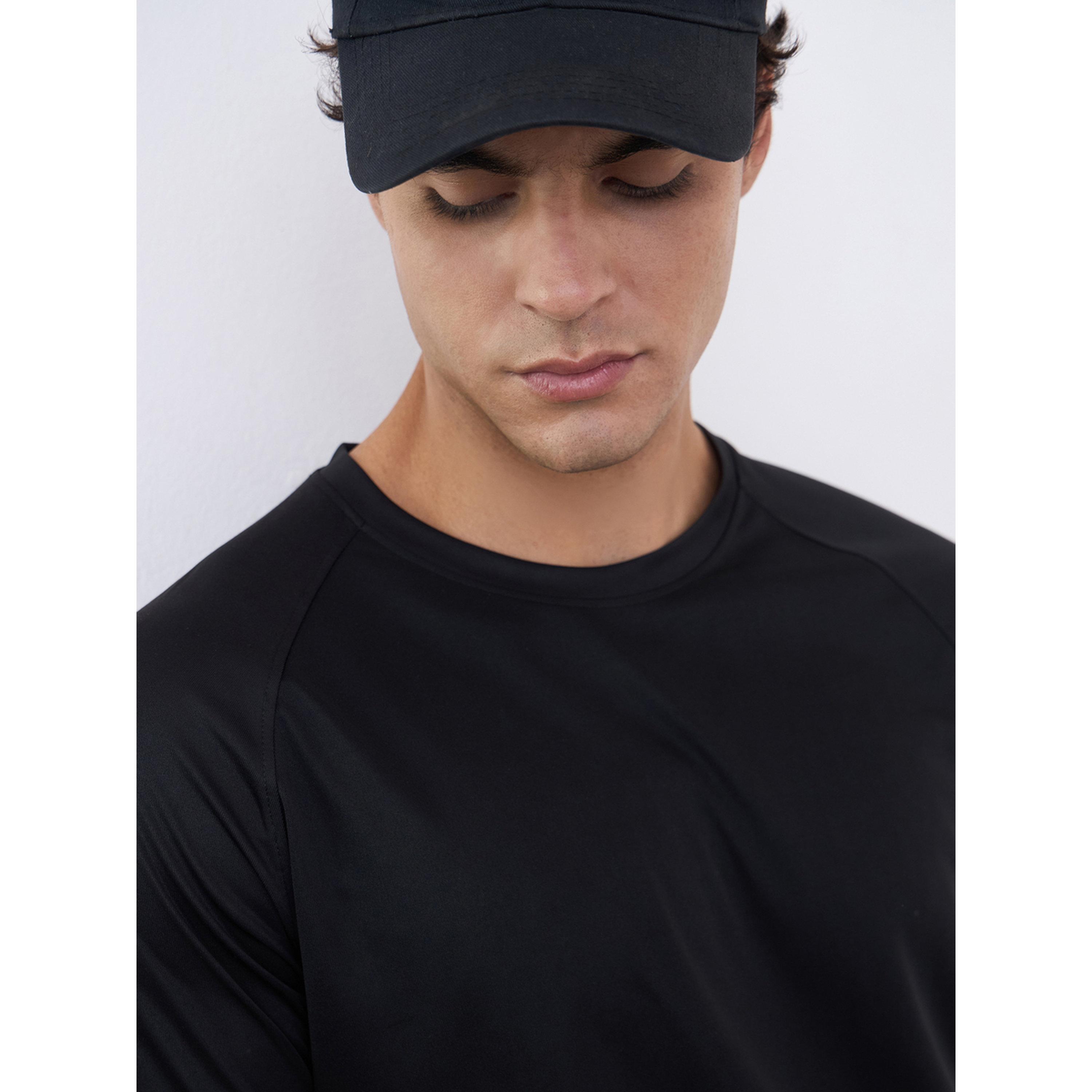 Styli Men Back Reflective Print Raglan Sleeve Active T-Shirt-men-clothing-sportswearandactivewear-tshirtsandpolos-image-5