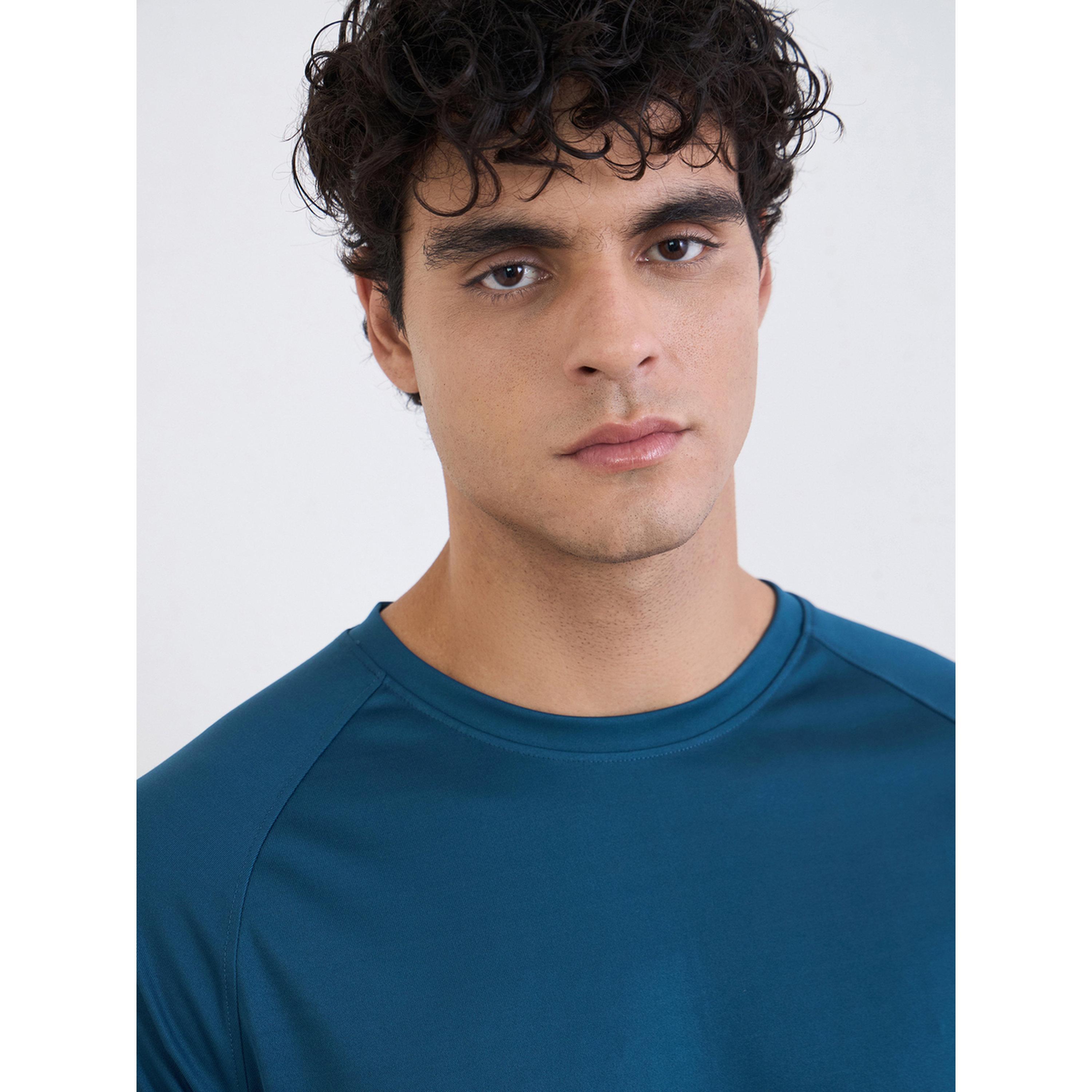 تيشيرت رياضي بأكمام راجلان وطبعة خلفية عاكسة-men-clothing-sportswearandactivewear-tshirtsandpolos-image-5