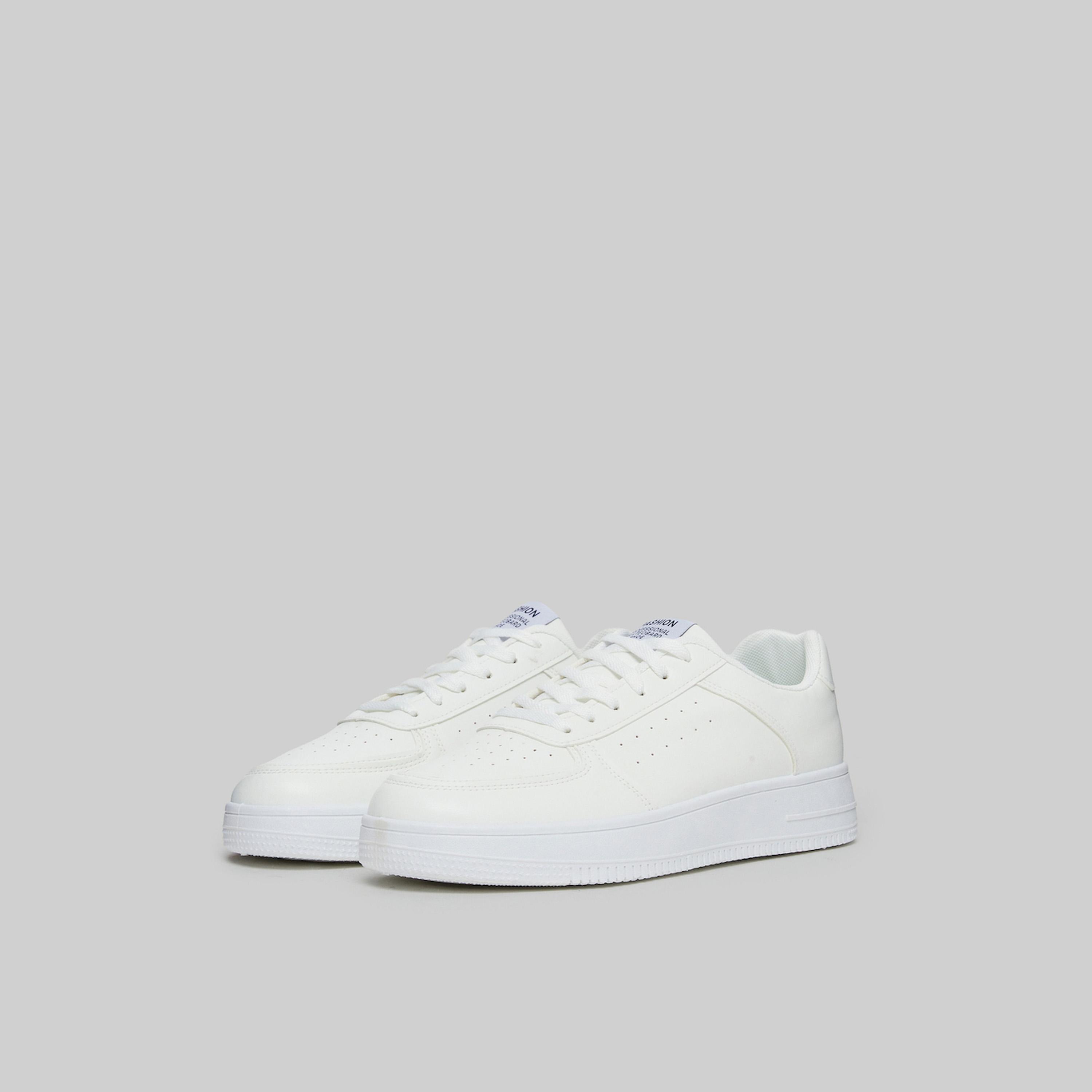 حذاء سنيكرز كاجوال برباط بتصميم بسيط-men-shoes-sneakers-image-1
