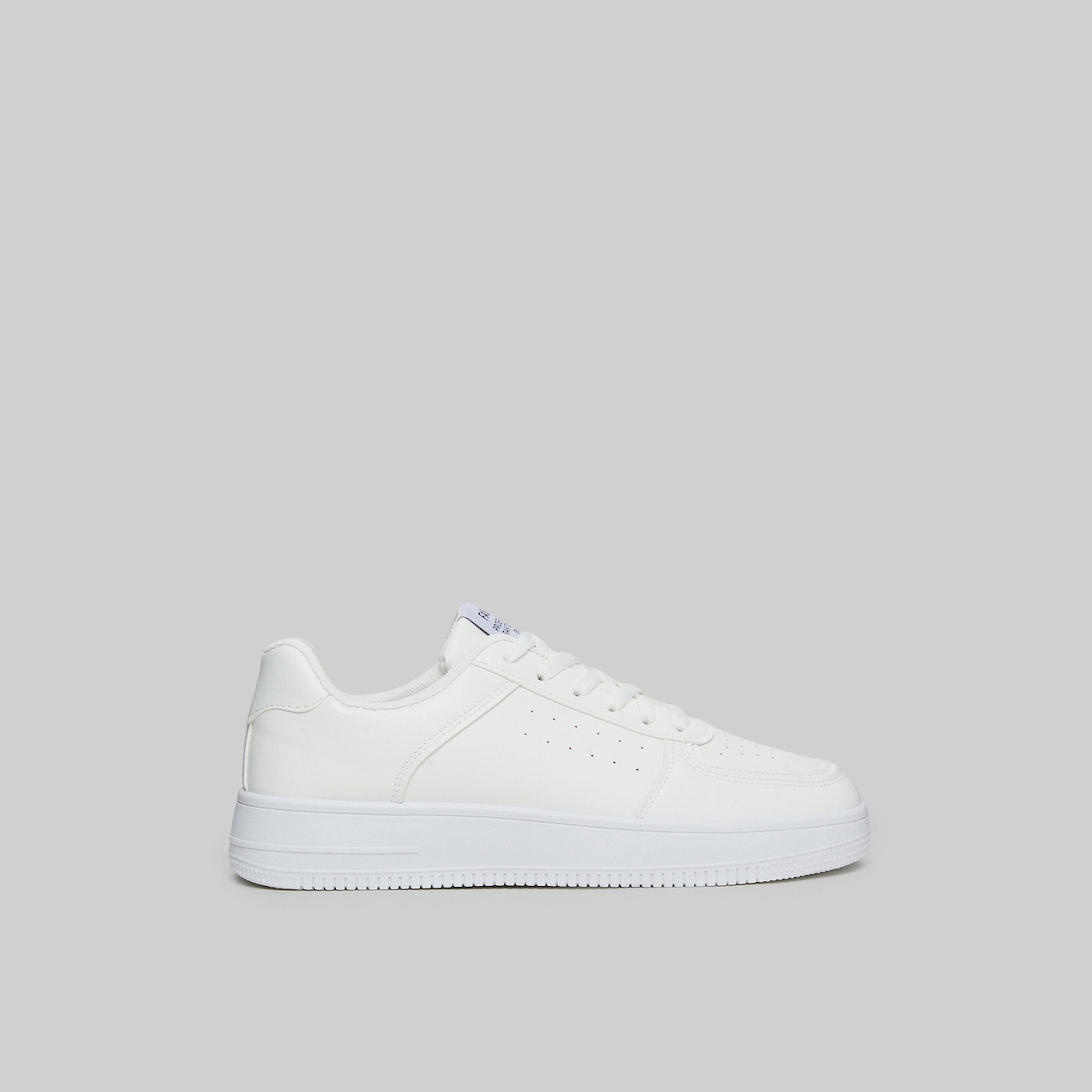 حذاء سنيكرز كاجوال برباط بتصميم بسيط-men-shoes-sneakers-image-2