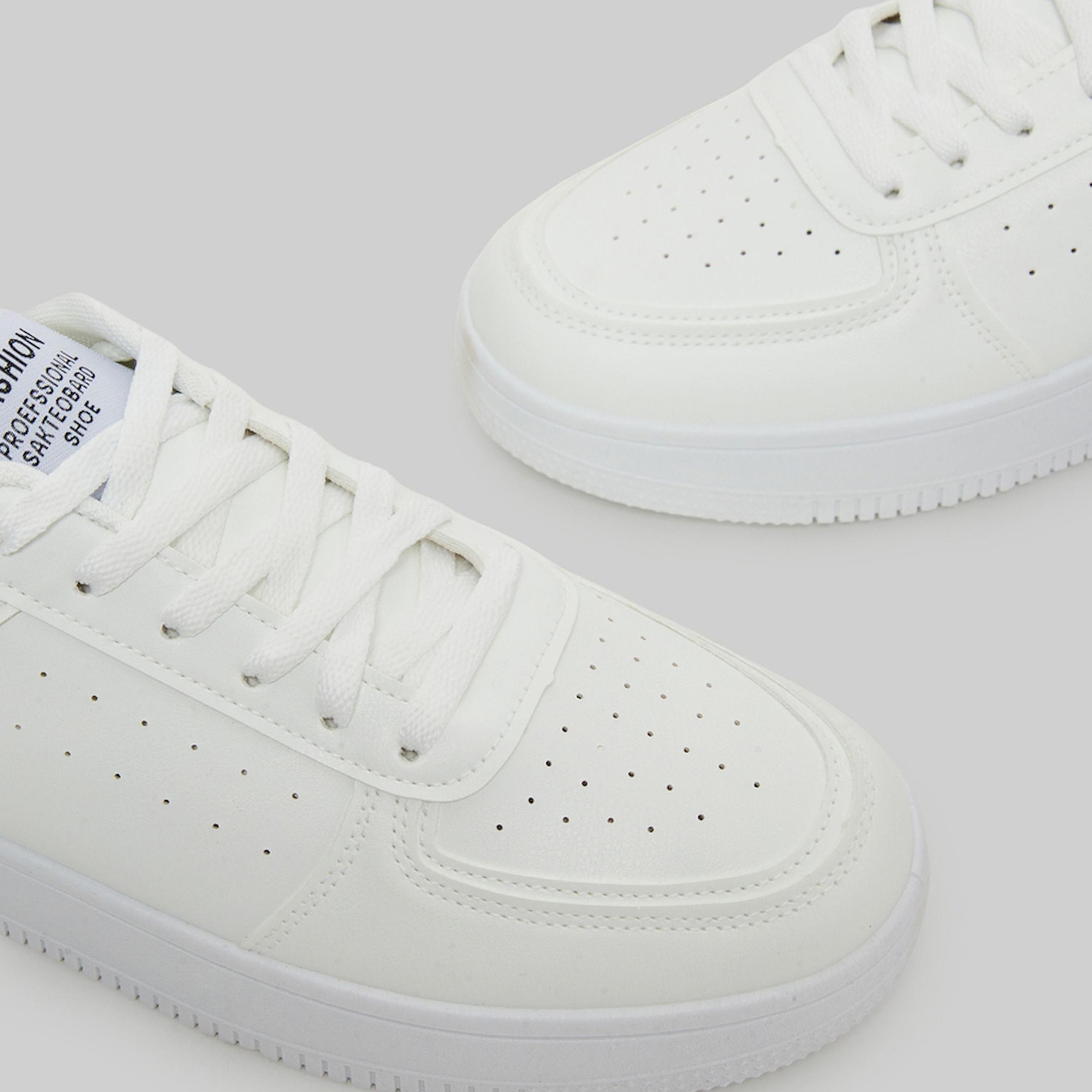 حذاء سنيكرز كاجوال برباط بتصميم بسيط-men-shoes-sneakers-image-5