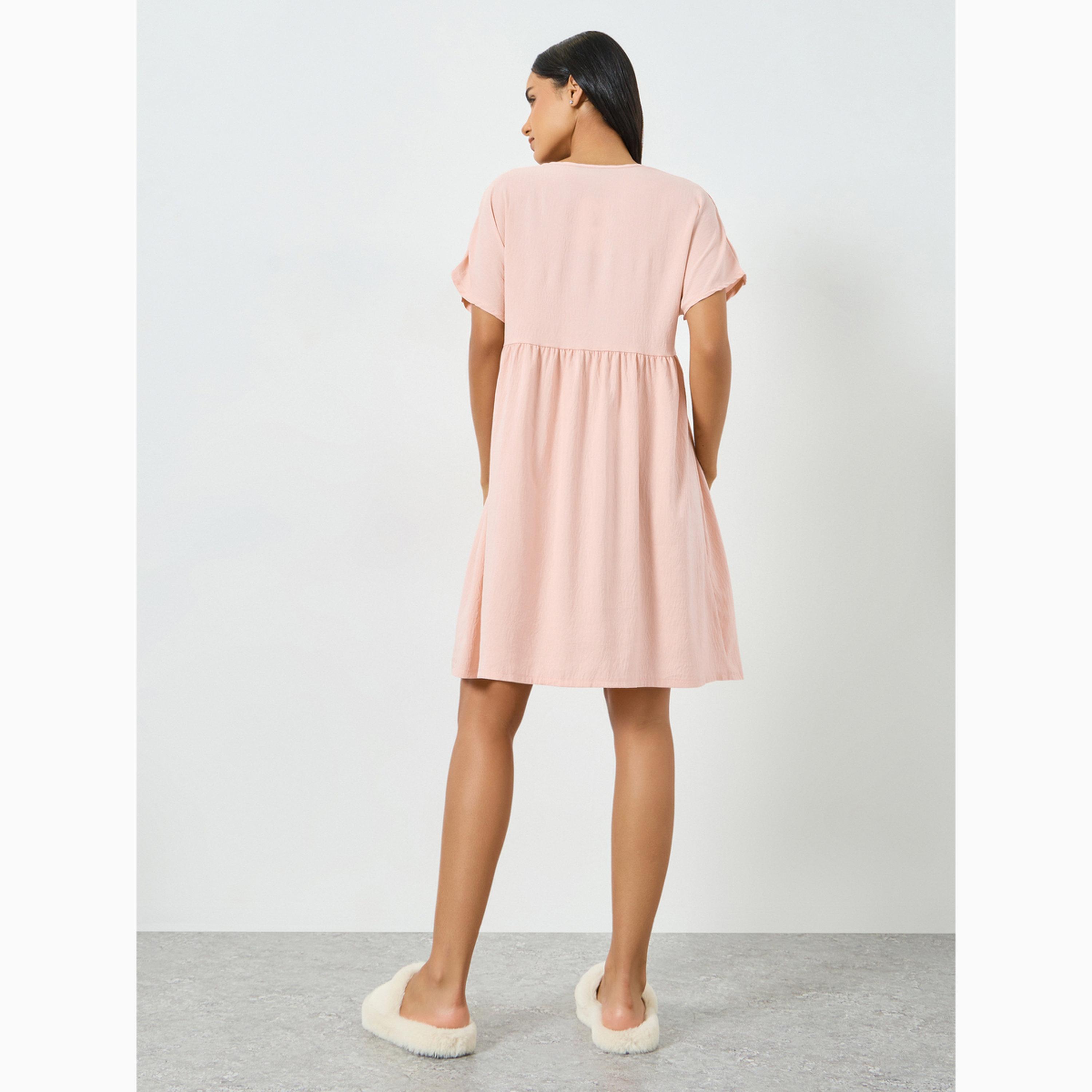 قميص نوم بتصميم أزرار وهمية وتفاصيل مجعدة-women-clothing-nightwear-nighties-image-4